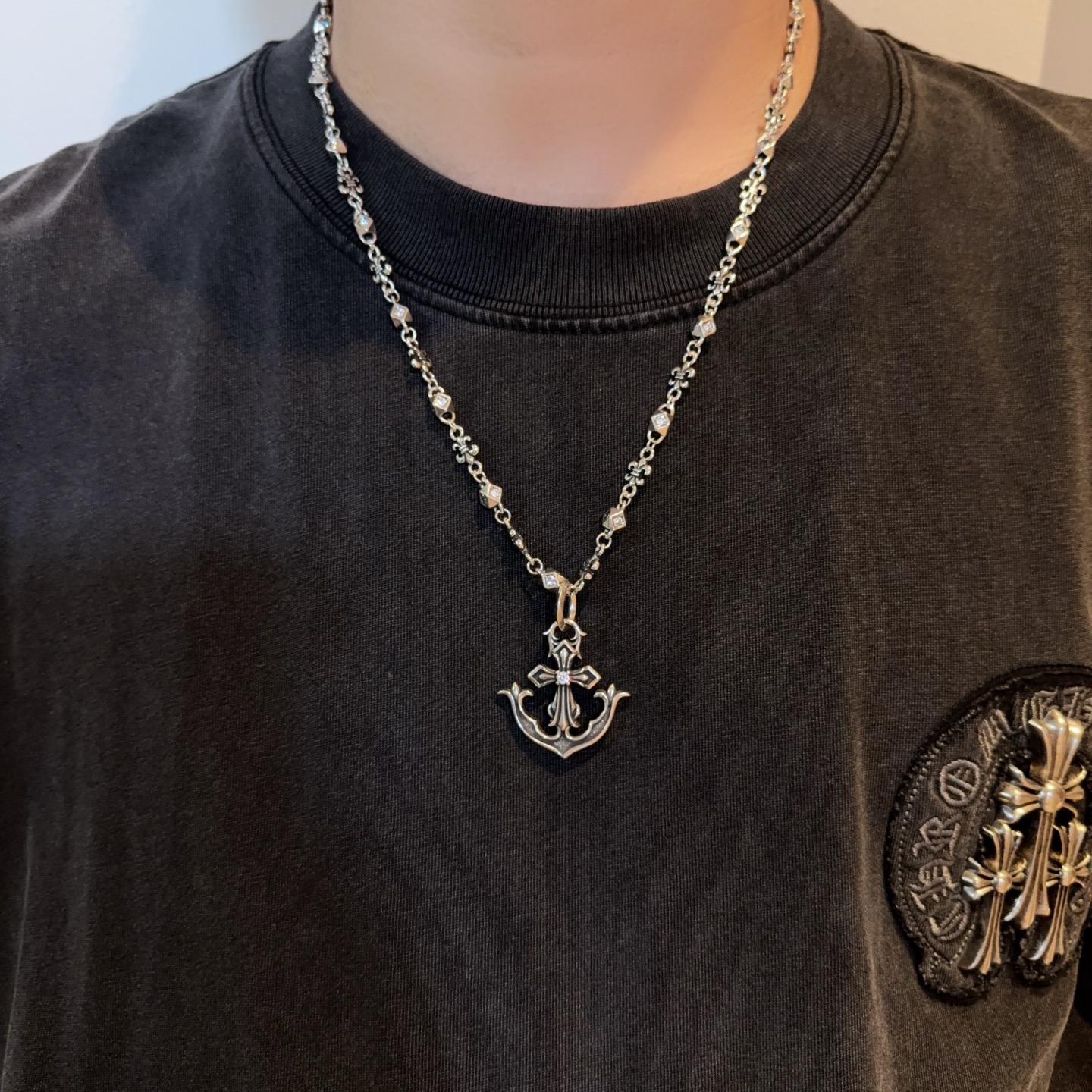 NO:678591,Batch of new [counter quality] Chrome Hearts White Diamond Cross Necklace Shield Pendant Concave and convex shapes with different pattern design styles show a distinctive Cross and Scout Flower are the symbol of Chrome Hearts, so they are more durable. Genuine pattern-printed Chrome Hearts distinguishes the ordinary light version in the market. Check the quality of the version. Look at the printing details. The degree of retro ash oxidation. Seiko version!  !  !  Purely handmade ~ Authentic open mold fashion essentials. Can be worn by both men and women. Same style for couples. Official website original. Rock punk Thai silver style. Retro elements. Trendy and versatile!  , jewelry boutique, chrome hearts, chrome hearts, necklace19860909批 新款【专柜品质】Chrome Hearts克罗心 白钻十字架项链 盾牌吊坠 凹凸造型不同的花纹设计风格 呈现出与众不同 十字架 童军花是克罗心的志 所以更经久不衰 正品打版Chrome Hearts克罗心 区别市场普通轻版 对版对标品质 看字印细节 复古做旧灰氧程度.精工版本！！！ 纯手工打造 ～正品开模潮流时尚必备 男女均可佩戴 情侣同款 官网原版 摇滚朋克泰银风格 复古元素 潮流百搭！,饰品精品,chrome hearts,chrome hearts,necklace,Jewelry