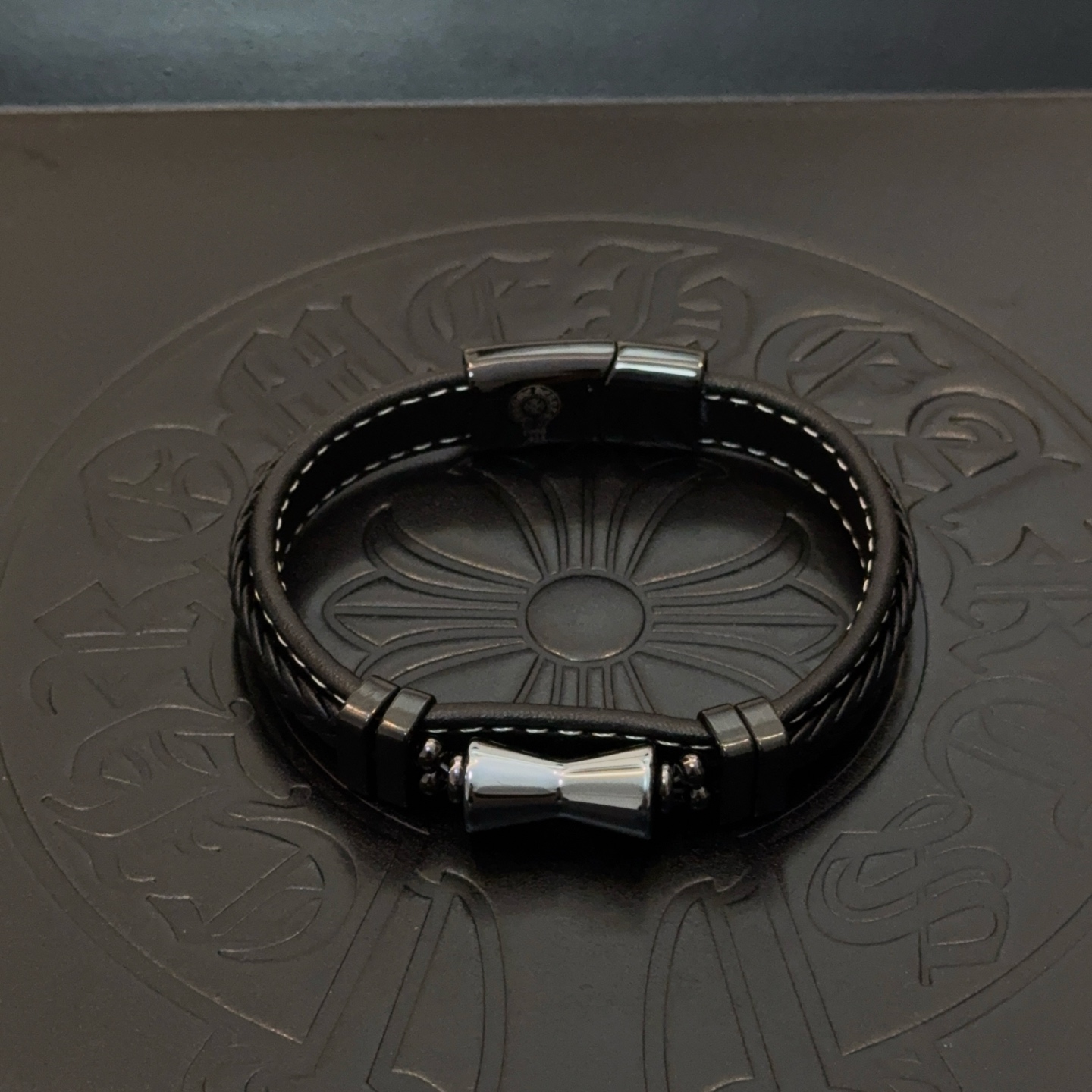 NO:678542,New [Counter Quality] Chrome Hearts Green Tiger Eye Leather Rope Bracelet, Concave and Concave Shape Different Pattern Design Styles Show Distinctiveness. The Cross Scout Flower is the symbol of Chrome Hearts, so it is more durable. Genuine pattern-printed Chrome Hearts distinguishes the ordinary light version in the market. Match the version and benchmark quality. Look at the printing details. The degree of retro gray oxidation. Seiko version!  , jewelry boutique, chrome hearts, chrome hearts, bracelet19860909新款【专柜品质】Chrome Hearts克罗心绿虎眼石皮绳手镯手绳,凹凸造型不同的花纹设计风格呈现出与众不同 十字架童军花是克罗心的标志 所以更经久不衰 正品打版Chrome Hearts克罗心 区别市场普通轻版 对版对标品质 看字印细节 复古做旧灰氧程度.精工版本！,饰品精品,chrome hearts,chrome hearts,bracelet,Jewelry