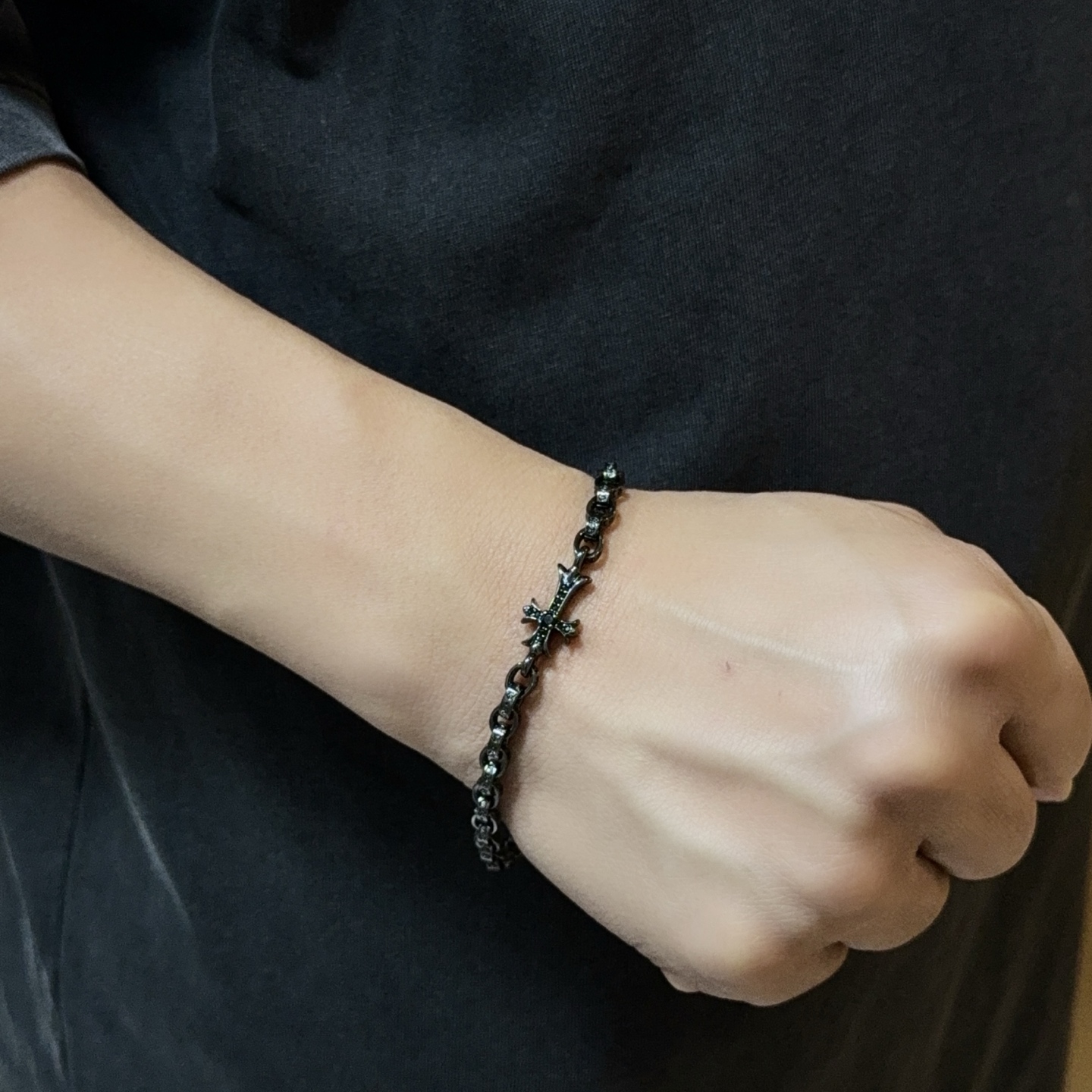 NO:678568,Batch of new [counter original quality] non-ordinary version, Kuaishou/ins/Xiaohongshu hot item, Chrome Hearts Chrome Hearts Cross Bracelet, the different concave and convex shapes have different pattern design styles that are unique. The cross scout flower is the symbol of Chrome Hearts, so it is more durable. The genuine pattern-printed Chrome Hearts Chrome Hearts Necklace is different from the ordinary light version in the market. Check the version and standard quality. Look at the printing details. The degree of retro gray oxidation. Seiko version!  , jewelry boutique, chrome hearts, chrome hearts, necklace, bracelet19860909批 新款【专柜原版品质】非普通版本,快手/ins/小红书热门爆款,Chrome Hearts克罗心十字架手链 ,凹凸造型不同的花纹设计风格呈现出与众不同 十字架童军花是克罗心的标志 所以更经久不衰 正品打版Chrome Hearts克罗心项链区别市场普通轻版 对版对标品质 看字印细节 复古做旧灰氧程度.精工版本！,饰品精品,chrome hearts,chrome hearts,necklace,bracelet,Jewelry