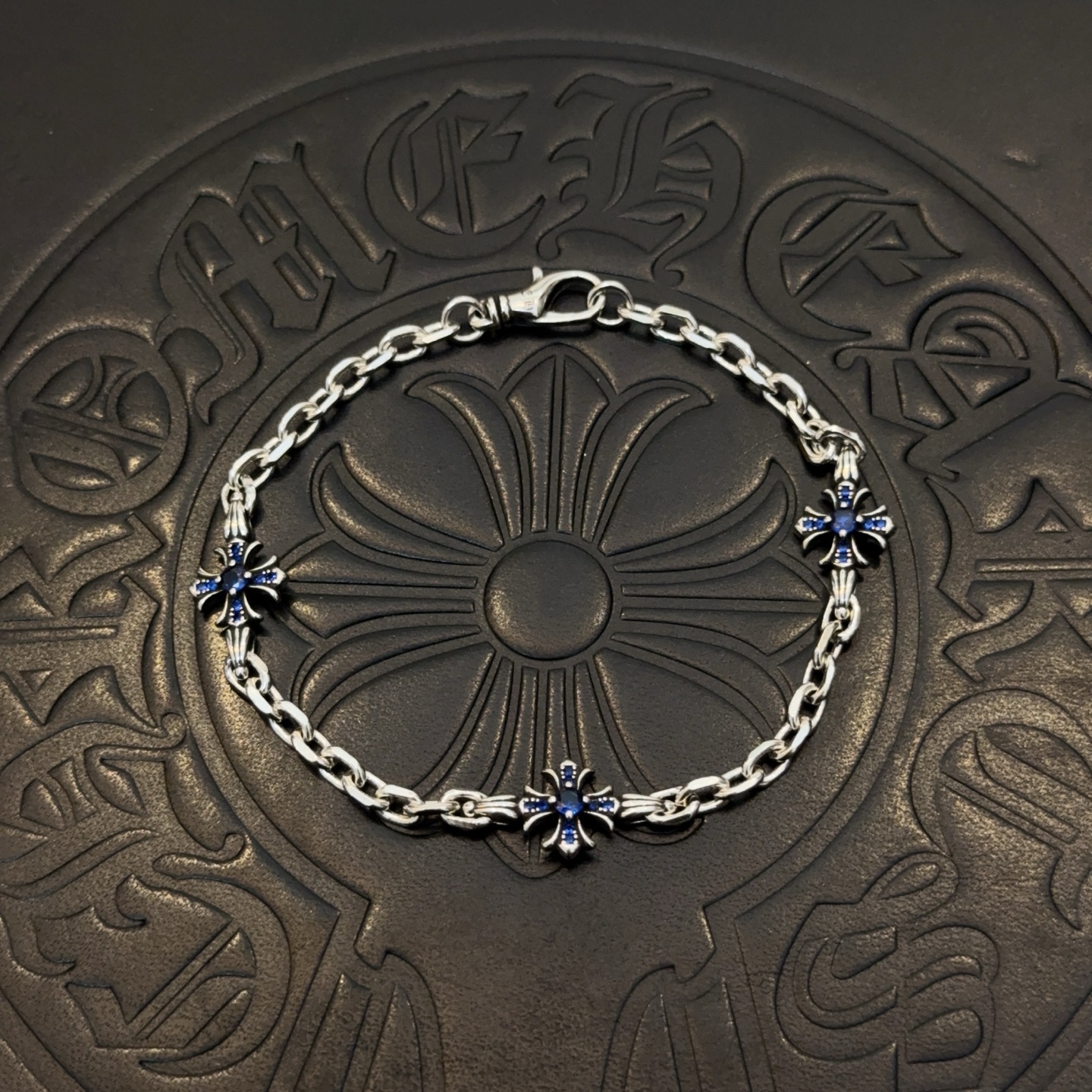 NO:678547,New [counter quality] Chrome Hearts blue diamond cross flower, different concave and convex shapes, different pattern design styles, showing a distinctive cross scout flower is the symbol of Chrome Hearts, so it is more durable. Genuine pattern-making Chrome Hearts Chrome Hearts distinguishes the ordinary light version in the market. Match the version and standard quality. Look at the printing details, the degree of retro gray oxidation. Seiko version!  , jewelry boutique, chrome hearts, chrome hearts19860909新款【专柜品质】Chrome Hearts克罗心蓝钻十字花,凹凸造型不同的花纹设计风格呈现出与众不同 十字架童军花是克罗心的标志 所以更经久不衰 正品打版Chrome Hearts克罗心 区别市场普通轻版 对版对标品质 看字印细节 复古做旧灰氧程度.精工版本！,饰品精品,chrome hearts,chrome hearts,Jewelry