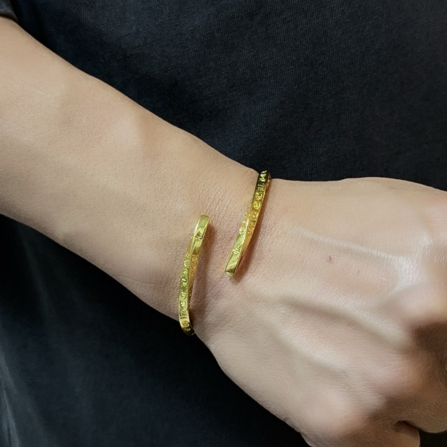 NO:678578,Batch of new [counter quality] Chrome Hearts Classic Retro Open Bracelet, concave and convex shapes with different pattern design styles, showing a distinctive cross. The Scout flower is the symbol of Chrome Hearts, so it is more durable. Genuine patterned Chrome Hearts distinguishes the ordinary light version in the market. Match the version and standard quality. Look at the printing details. The degree of retro gray oxidation. Seiko version!  !  !  Purely handmade ~ Authentic open mold fashion essentials. Can be worn by both men and women. Same style for couples. Official website original. Rock punk Thai silver style. Retro elements. Trendy and versatile!  ／,Boutique jewelry,chrome hearts,chrome hearts,bracelet19860909批 新款【专柜品质】Chrome Hearts克罗心经典复古开口手镯,凹凸造型不同的花纹设计风格 呈现出与众不同 十字架 童军花是克罗心的志 所以更经久不衰 正品打版Chrome Hearts克罗心 区别市场普通轻版 对版对标品质 看字印细节 复古做旧灰氧程度.精工版本！！！ 纯手工打造 ～正品开模潮流时尚必备 男女均可佩戴 情侣同款 官网原版 摇滚朋克泰银风格 复古元素 潮流百搭！／,饰品精品,chrome hearts,chrome hearts,bracelet,Jewelry