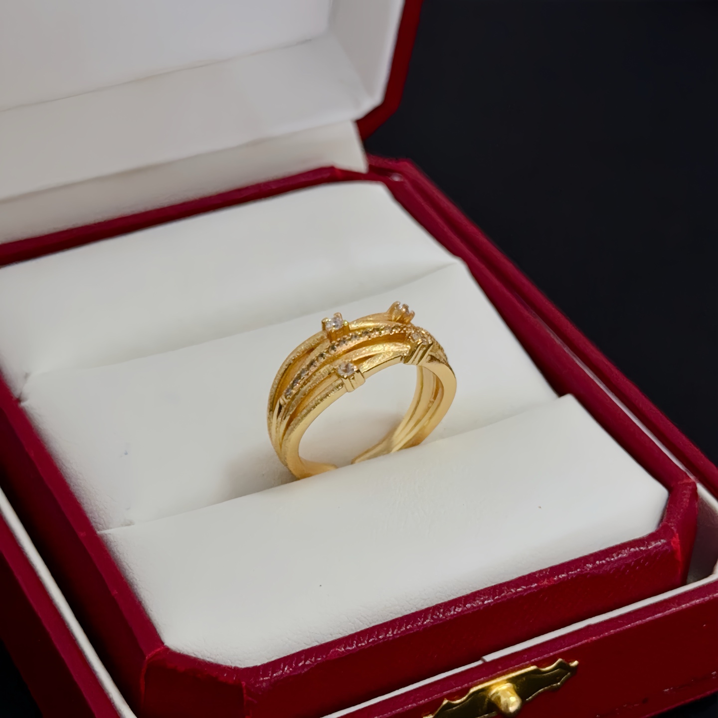 NO:678793,Cartier diamond-set ring, high-end customized version, diamond-set technology, V gold material, classic and fashionable style, using sharp lines to reconstruct the aesthetics of love!  Breaking the rules, the diamond-encrusted design actually achieves the ceiling of high-end sense - no need for flashy accumulation, love should be as pure as ever. Cartier is loved by many celebrities and Internet celebrities. The Leopard series bracelet is absolutely an eternal classic, and it is not limited to men and women, and there is no age limit!  Wear it and you will be the center of attention!  , jewelry boutique, cartier, ring, bracelet19860909卡地亚镶钻戒指 高端定制版本 镶嵌钻工艺 V金材质 经典而时尚风格 用凌厉线条重构爱情美学！打破常规,镶嵌钻设计反而成就高级感天花板——无需浮华堆砌,爱本应纯粹如初 卡地亚受众多明星网红的爱戴 豹子系列手镯 绝对是永恒经典 而且男女不限 年龄不限 ！戴上它你就是焦点！,饰品精品,cartier,ring,bracelet,Jewelry