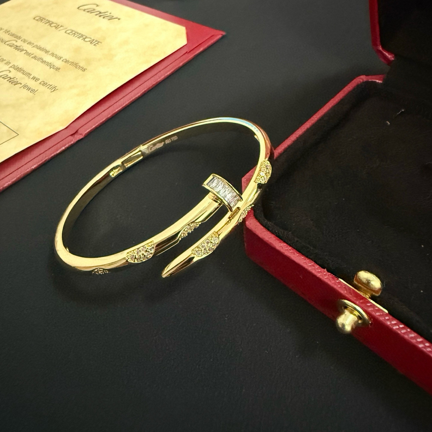 Cartier 卡地亚钉子镶钻手镯 高端定制版本 镶嵌钻工艺 V金材质 而 风格 用凌厉线条重构爱情美学 打破常规