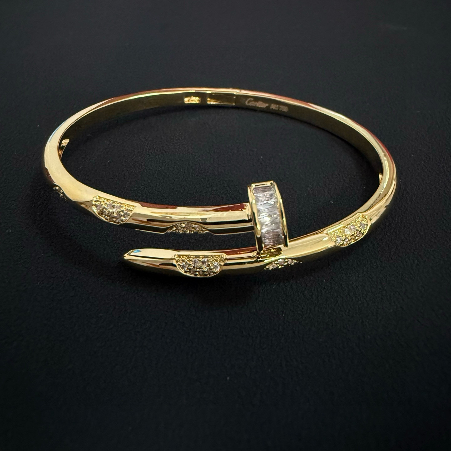 Cartier 卡地亚钉子镶钻手镯 高端定制版本 镶嵌钻工艺 V金材质 而 风格 用凌厉线条重构爱情美学 打破常规