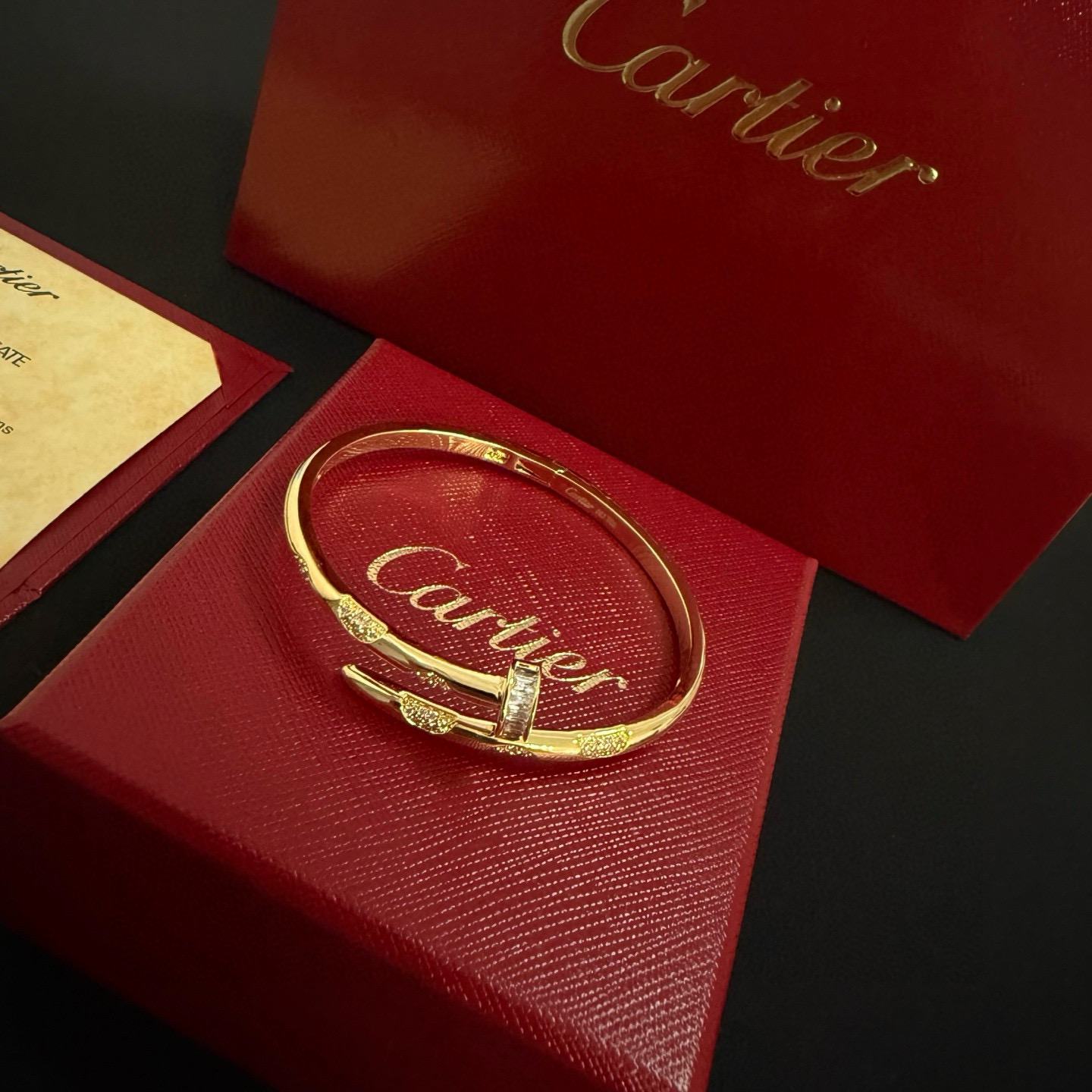 Cartier 卡地亚钉子镶钻手镯 高端定制版本 镶嵌钻工艺 V金材质 而 风格 用凌厉线条重构爱情美学 打破常规