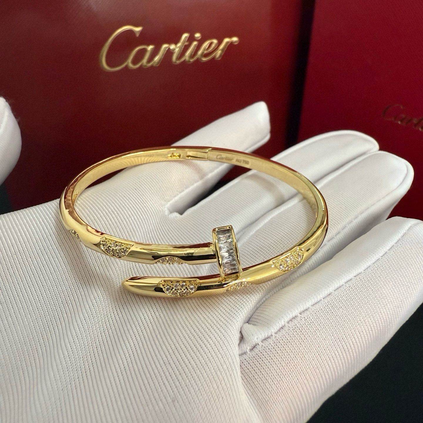 Cartier 卡地亚钉子镶钻手镯 高端定制版本 镶嵌钻工艺 V金材质 而 风格 用凌厉线条重构爱情美学 打破常规