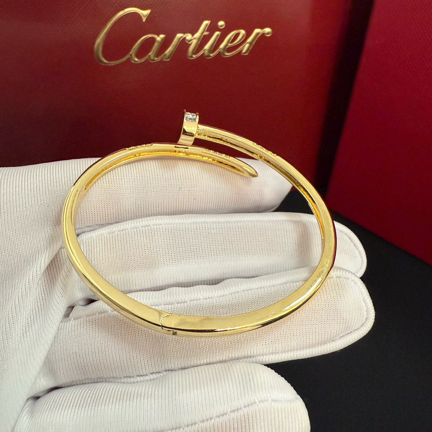 Cartier 卡地亚钉子镶钻手镯 高端定制版本 镶嵌钻工艺 V金材质 而 风格 用凌厉线条重构爱情美学 打破常规