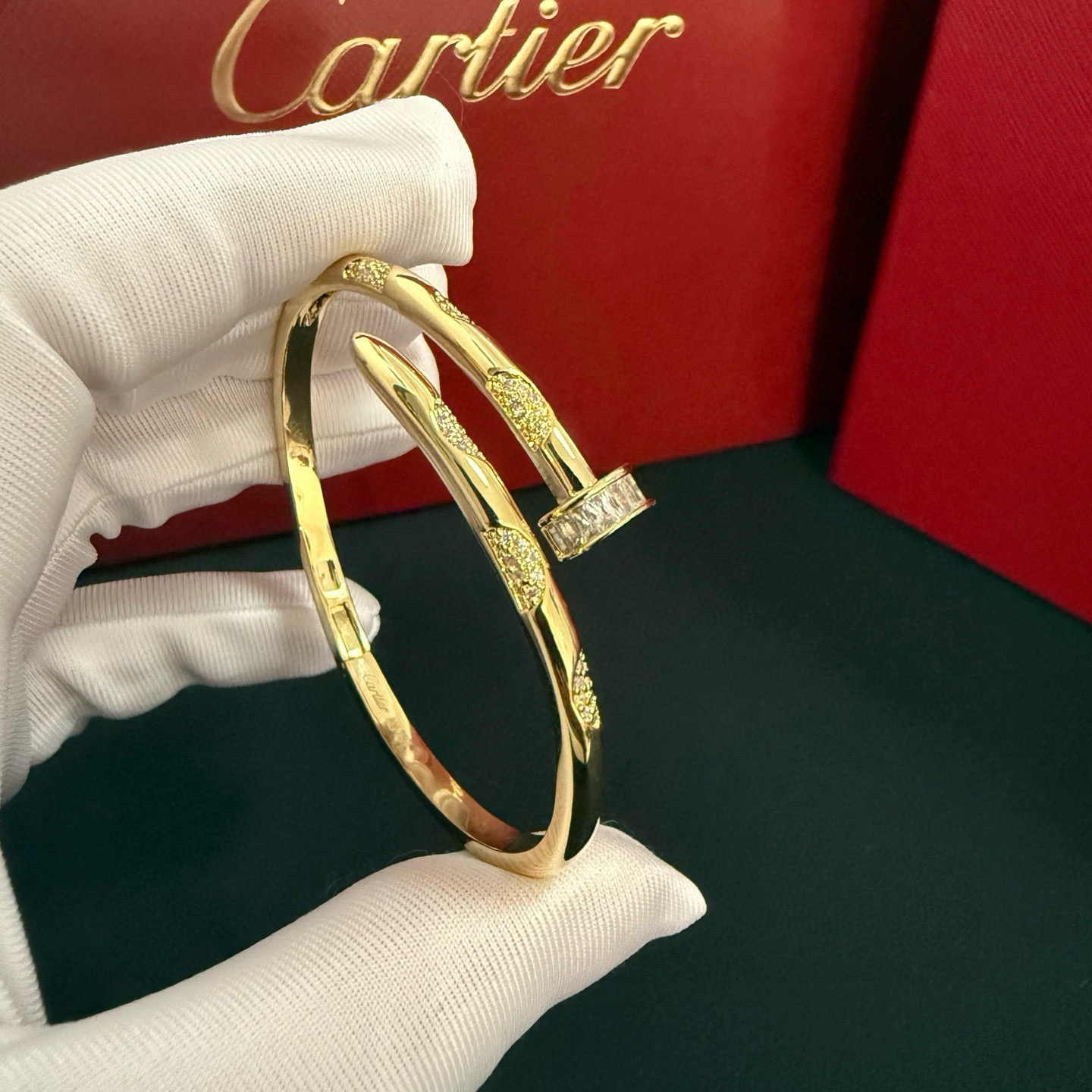 NO:705489,Cartier nail-encrusted diamond bracelet. High-end customized version. Diamond-encrusted craftsmanship. V gold material. Classic and fashionable style. Reconstruct the aesthetics of love with sharp lines!  Breaking the rules, the diamond-encrusted design actually achieves the ceiling of high-end sense - no need for flashy accumulation, love should be as pure as ever. Cartier is loved by many celebrities and Internet celebrities. The Leopard series bracelet is absolutely an eternal classic, and it is not limited to men and women, and there is no age limit!  Wear it and you will be the center of attention!  , jewelry boutique, cartier, bracelet19860909卡地亚钉子镶钻手镯 高端定制版本 镶嵌钻工艺 V金材质 经典而时尚风格 用凌厉线条重构爱情美学！打破常规,镶嵌钻设计反而成就高级感天花板——无需浮华堆砌,爱本应纯粹如初 卡地亚受众多明星网红的爱戴 豹子系列手镯 绝对是永恒经典 而且男女不限 年龄不限 ！戴上它你就是焦点！,饰品精品,cartier,bracelet,Jewelry
