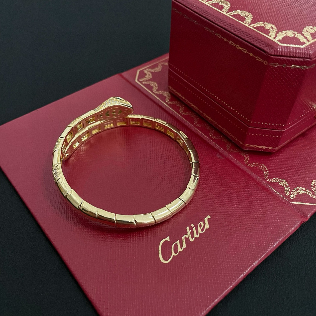 Cartier 卡地亚蛇头镶钻手镯 高端定制版本 镶嵌钻工艺 V金材质 而 风格 用凌厉线条重构爱情美学 打破常规