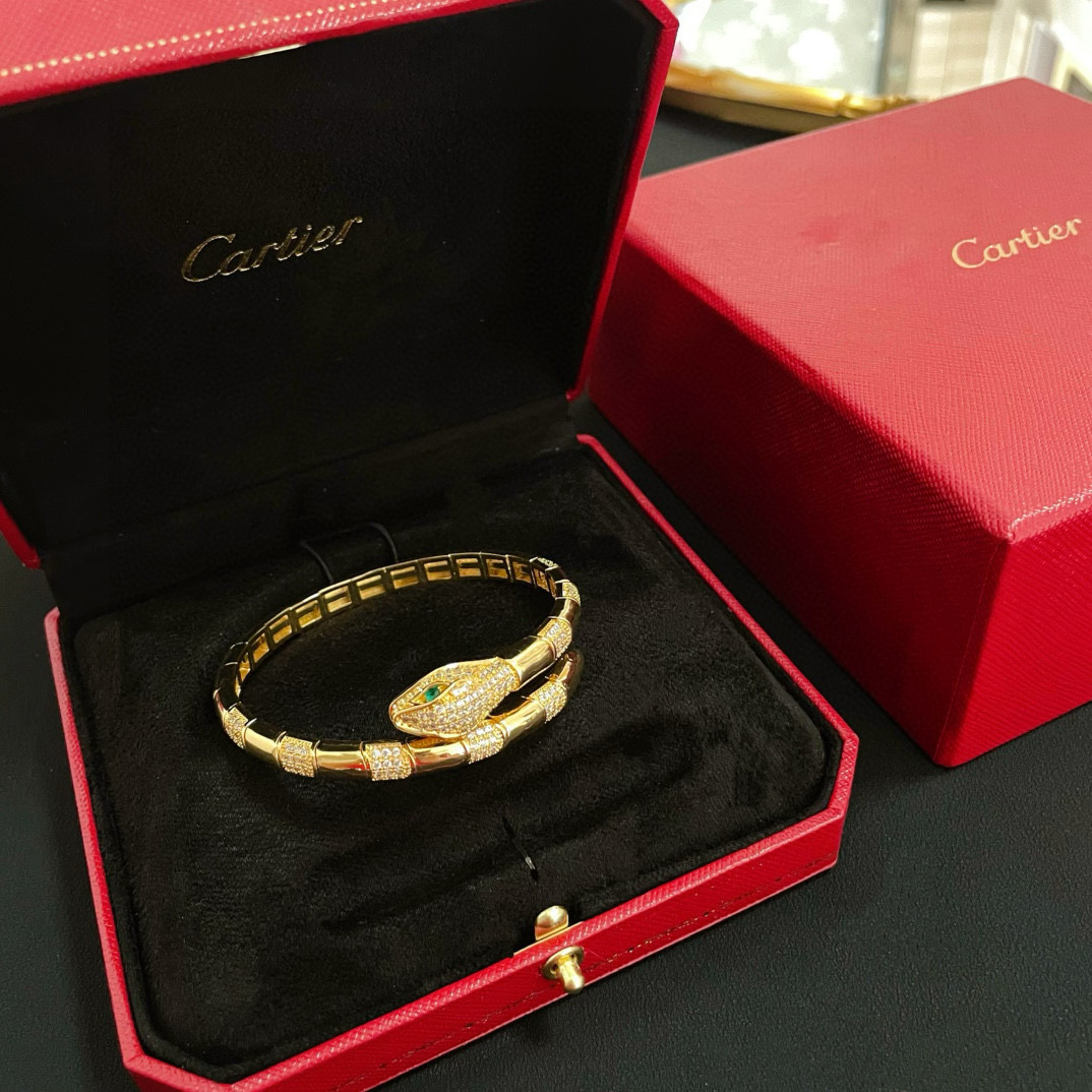Cartier 卡地亚蛇头镶钻手镯 高端定制版本 镶嵌钻工艺 V金材质 而 风格 用凌厉线条重构爱情美学 打破常规