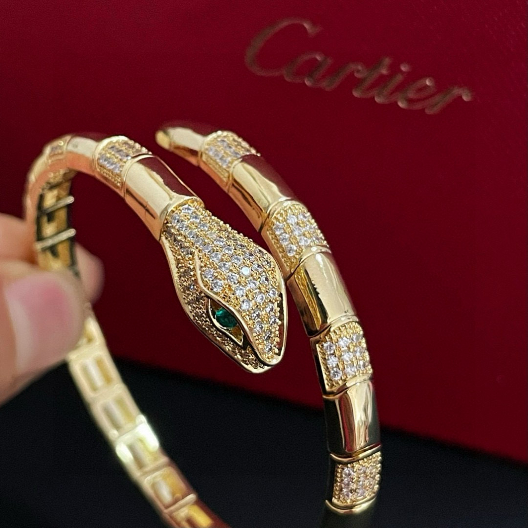 Cartier 卡地亚蛇头镶钻手镯 高端定制版本 镶嵌钻工艺 V金材质 而 风格 用凌厉线条重构爱情美学 打破常规