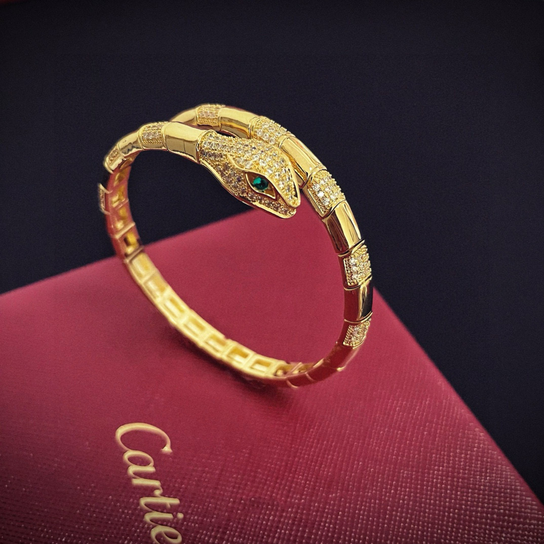 Cartier 卡地亚蛇头镶钻手镯 高端定制版本 镶嵌钻工艺 V金材质 而 风格 用凌厉线条重构爱情美学 打破常规