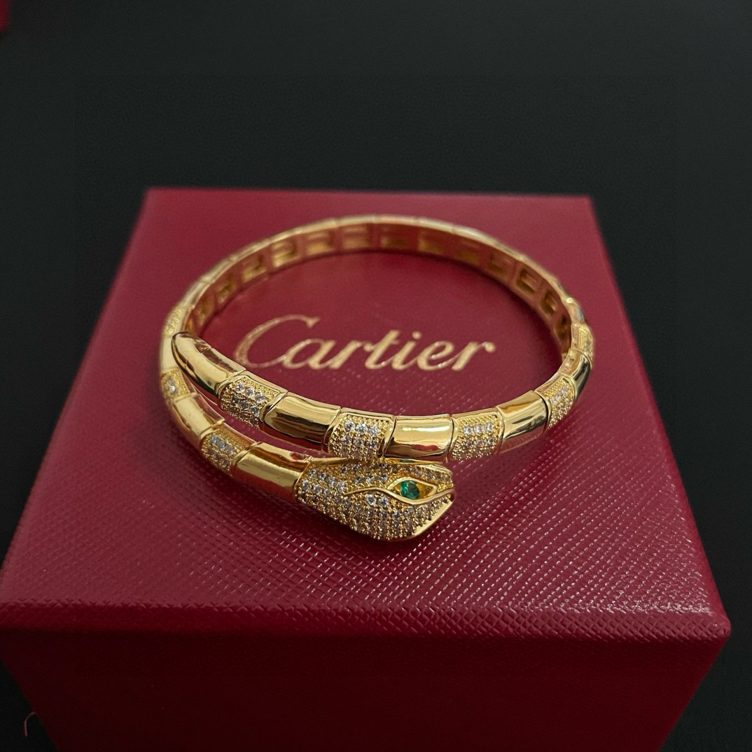 Cartier 卡地亚蛇头镶钻手镯 高端定制版本 镶嵌钻工艺 V金材质 而 风格 用凌厉线条重构爱情美学 打破常规