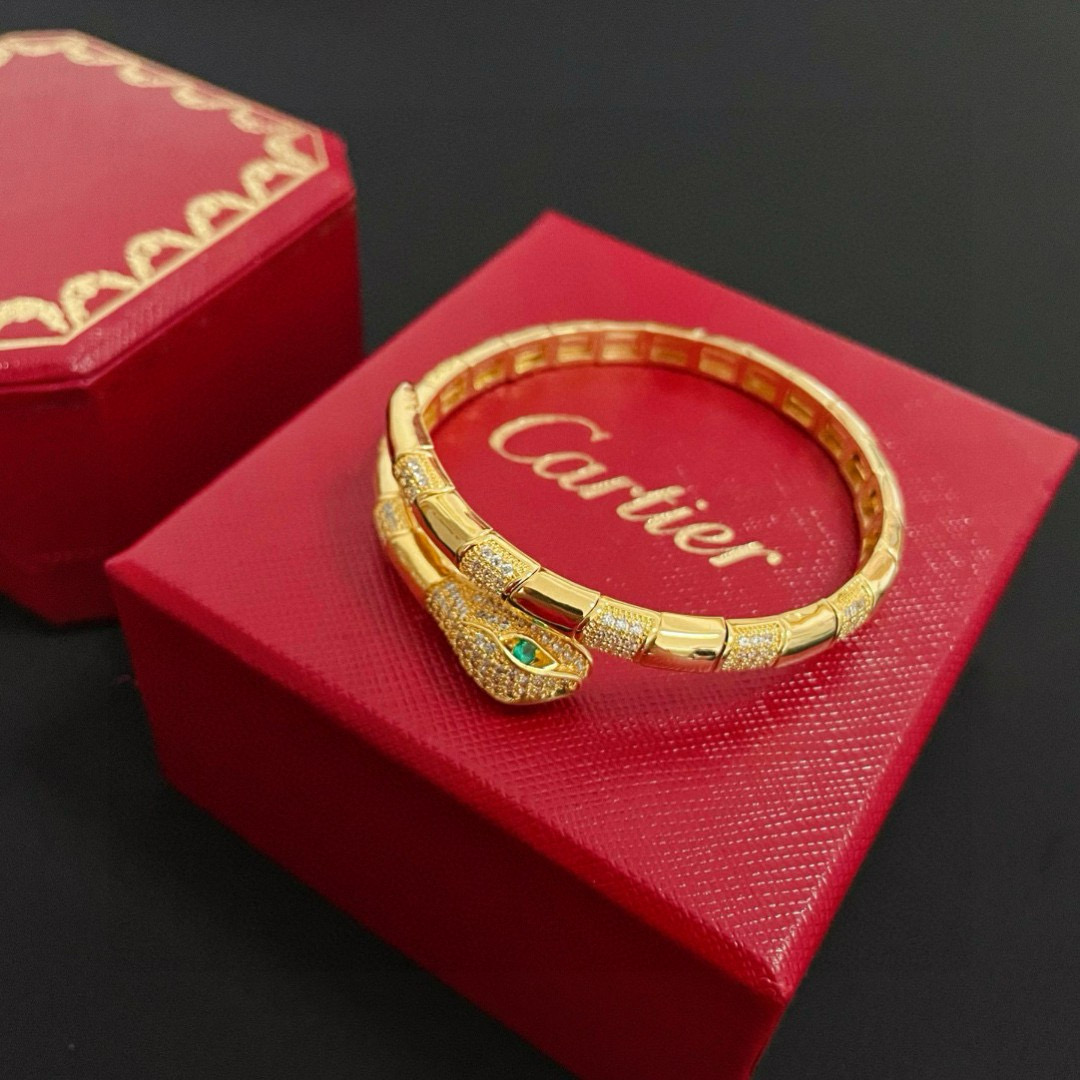 Cartier 卡地亚蛇头镶钻手镯 高端定制版本 镶嵌钻工艺 V金材质 而 风格 用凌厉线条重构爱情美学 打破常规