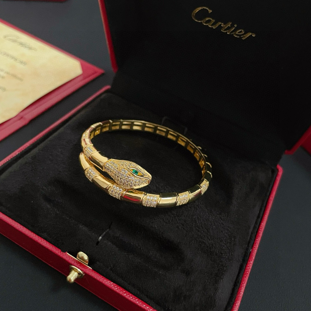 Cartier 卡地亚蛇头镶钻手镯 高端定制版本 镶嵌钻工艺 V金材质 而 风格 用凌厉线条重构爱情美学 打破常规