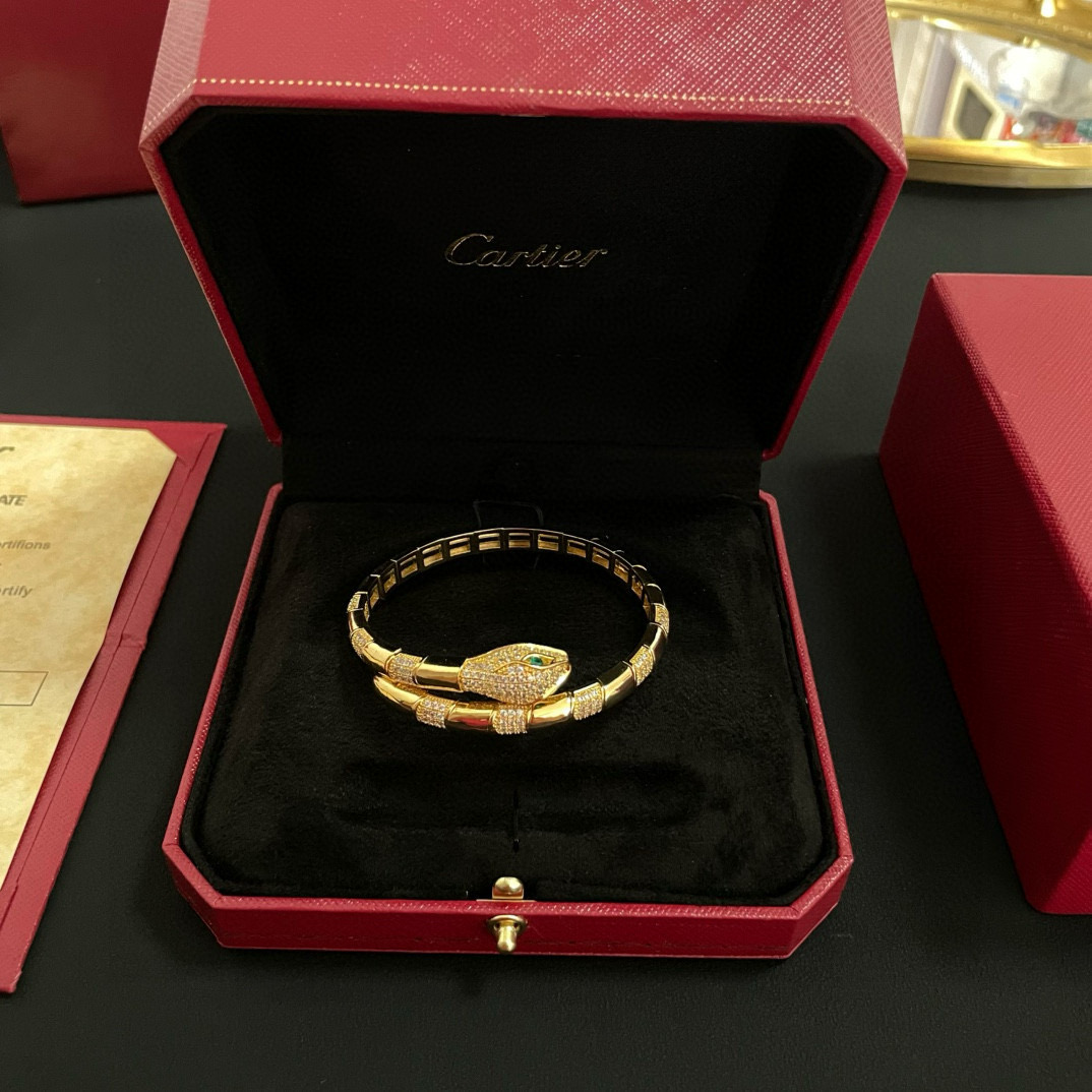 Cartier 卡地亚蛇头镶钻手镯 高端定制版本 镶嵌钻工艺 V金材质 而 风格 用凌厉线条重构爱情美学 打破常规