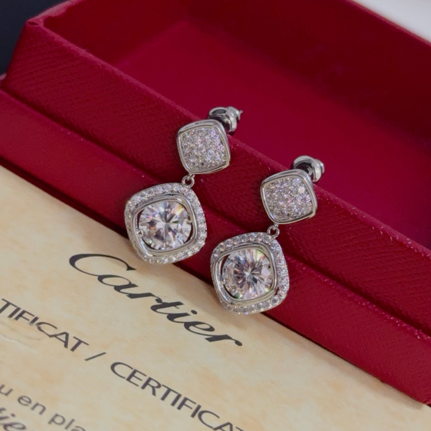 NO:705493,Cartier diamond-set earrings, high-end customized version, diamond-set craftsmanship, V gold material, classic and fashionable style, reconstruct the aesthetics of love with sharp lines!  Breaking the rules, the diamond-encrusted design actually achieves the ceiling of high-end sense - no need for flashy accumulation, love should be as pure as ever. Cartier is loved by many celebrities and Internet celebrities. The Leopard series bracelet is absolutely an eternal classic, and it is not limited to men and women, and there is no age limit!  Wear it and you will be the center of attention!  , jewelry boutique, cartier, bracelet19860909卡地亚镶钻耳钉 高端定制版本 镶嵌钻工艺 V金材质 经典而时尚风格 用凌厉线条重构爱情美学！打破常规,镶嵌钻设计反而成就高级感天花板——无需浮华堆砌,爱本应纯粹如初 卡地亚受众多明星网红的爱戴 豹子系列手镯 绝对是永恒经典 而且男女不限 年龄不限 ！戴上它你就是焦点！,饰品精品,cartier,bracelet,Jewelry