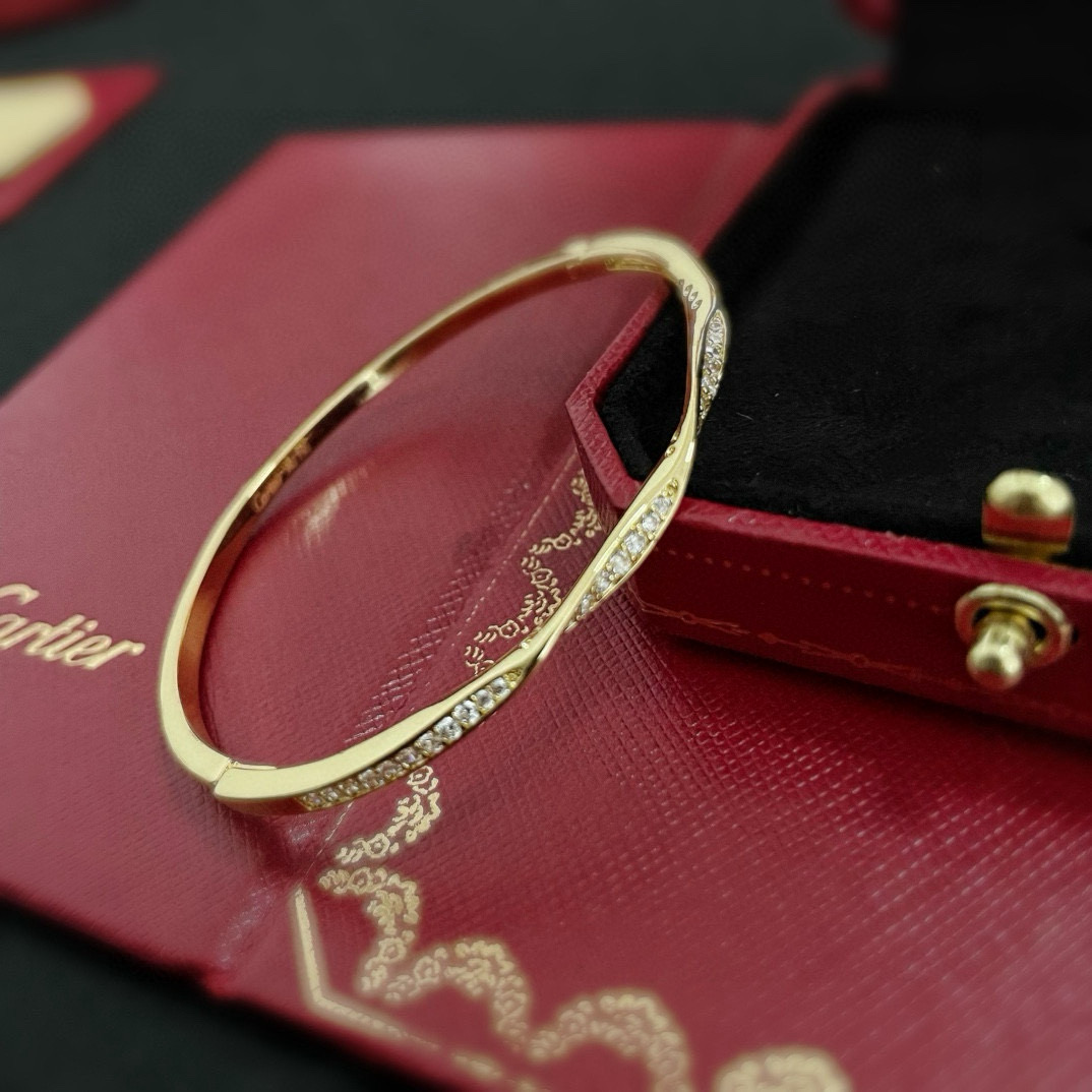 Cartier 卡地亚波浪线手镯 高端定制版本 镶嵌钻工艺 V金材质 而 风格 用凌厉线条重构爱情美学 打破常规