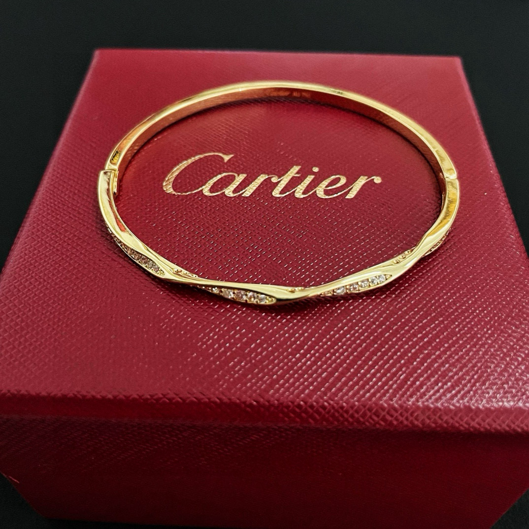 Cartier 卡地亚波浪线手镯 高端定制版本 镶嵌钻工艺 V金材质 而 风格 用凌厉线条重构爱情美学 打破常规
