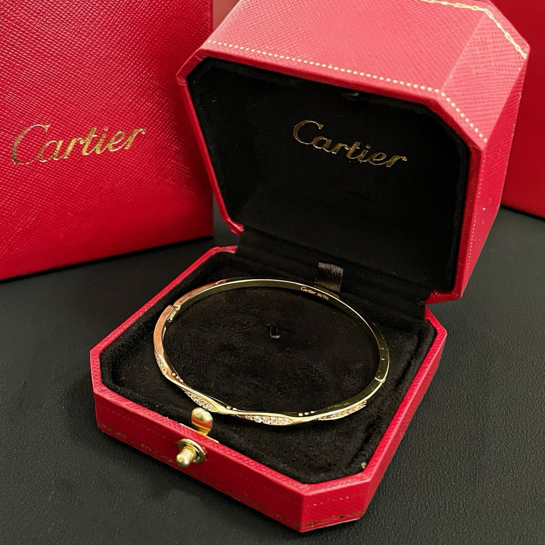 Cartier 卡地亚波浪线手镯 高端定制版本 镶嵌钻工艺 V金材质 而 风格 用凌厉线条重构爱情美学 打破常规
