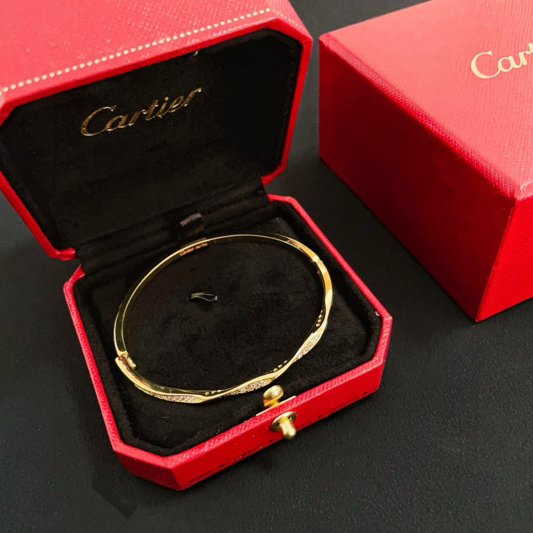 Cartier 卡地亚波浪线手镯 高端定制版本 镶嵌钻工艺 V金材质 而 风格 用凌厉线条重构爱情美学 打破常规