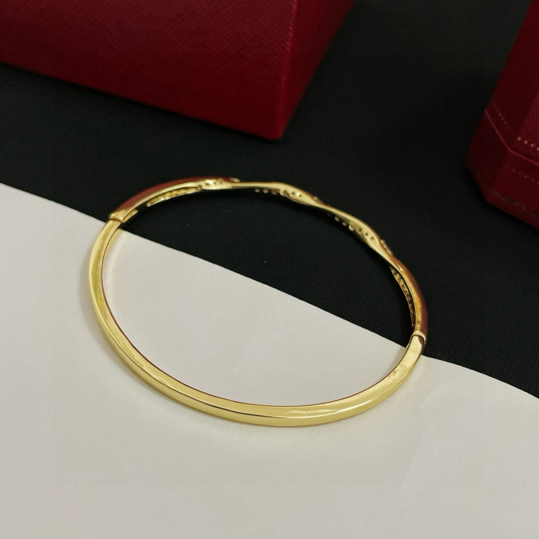 Cartier 卡地亚波浪线手镯 高端定制版本 镶嵌钻工艺 V金材质 而 风格 用凌厉线条重构爱情美学 打破常规