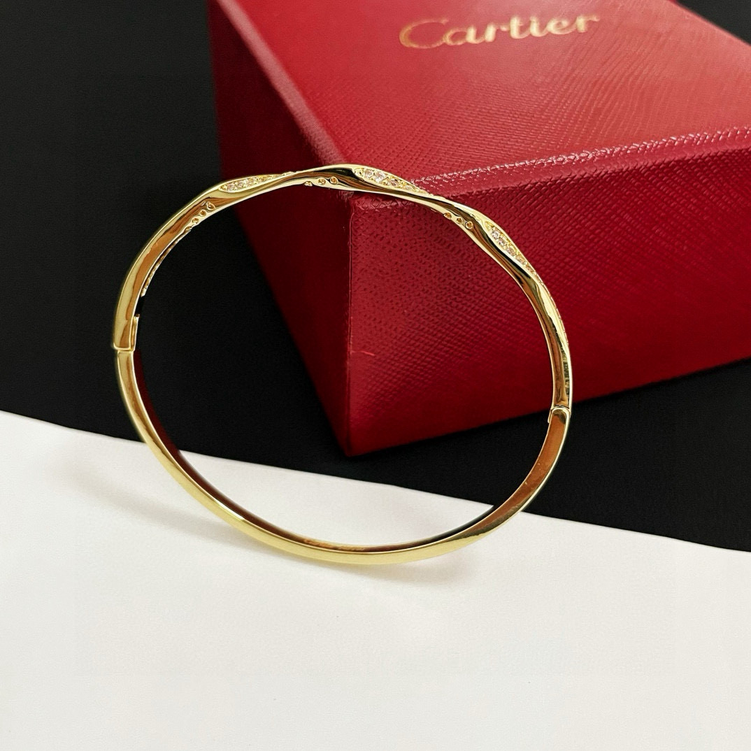 Cartier 卡地亚波浪线手镯 高端定制版本 镶嵌钻工艺 V金材质 而 风格 用凌厉线条重构爱情美学 打破常规