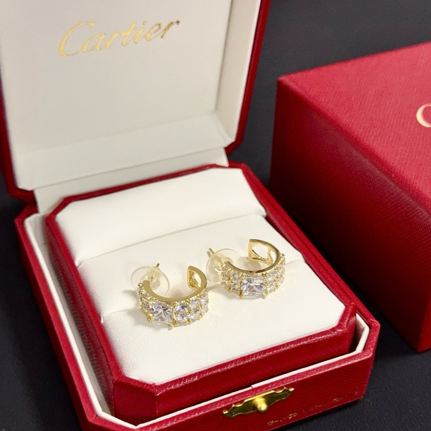 NO:705457,Cartier diamond-set earrings, high-end customized version, diamond-set craftsmanship, V gold material, classic and fashionable style, reconstruct the aesthetics of love with sharp lines!  Breaking the rules, the diamond-encrusted design actually achieves the ceiling of high-end sense - no need for flashy accumulation, love should be as pure as ever. Cartier is loved by many celebrities and Internet celebrities. The Leopard series bracelet is absolutely an eternal classic, and it is not limited to men and women, and there is no age limit!  Wear it and you will be the center of attention!  , jewelry boutique, cartier, bracelet19860909卡地亚镶钻耳钉 高端定制版本 镶嵌钻工艺 V金材质 经典而时尚风格 用凌厉线条重构爱情美学！打破常规,镶嵌钻设计反而成就高级感天花板——无需浮华堆砌,爱本应纯粹如初 卡地亚受众多明星网红的爱戴 豹子系列手镯 绝对是永恒经典 而且男女不限 年龄不限 ！戴上它你就是焦点！,饰品精品,cartier,bracelet,Jewelry