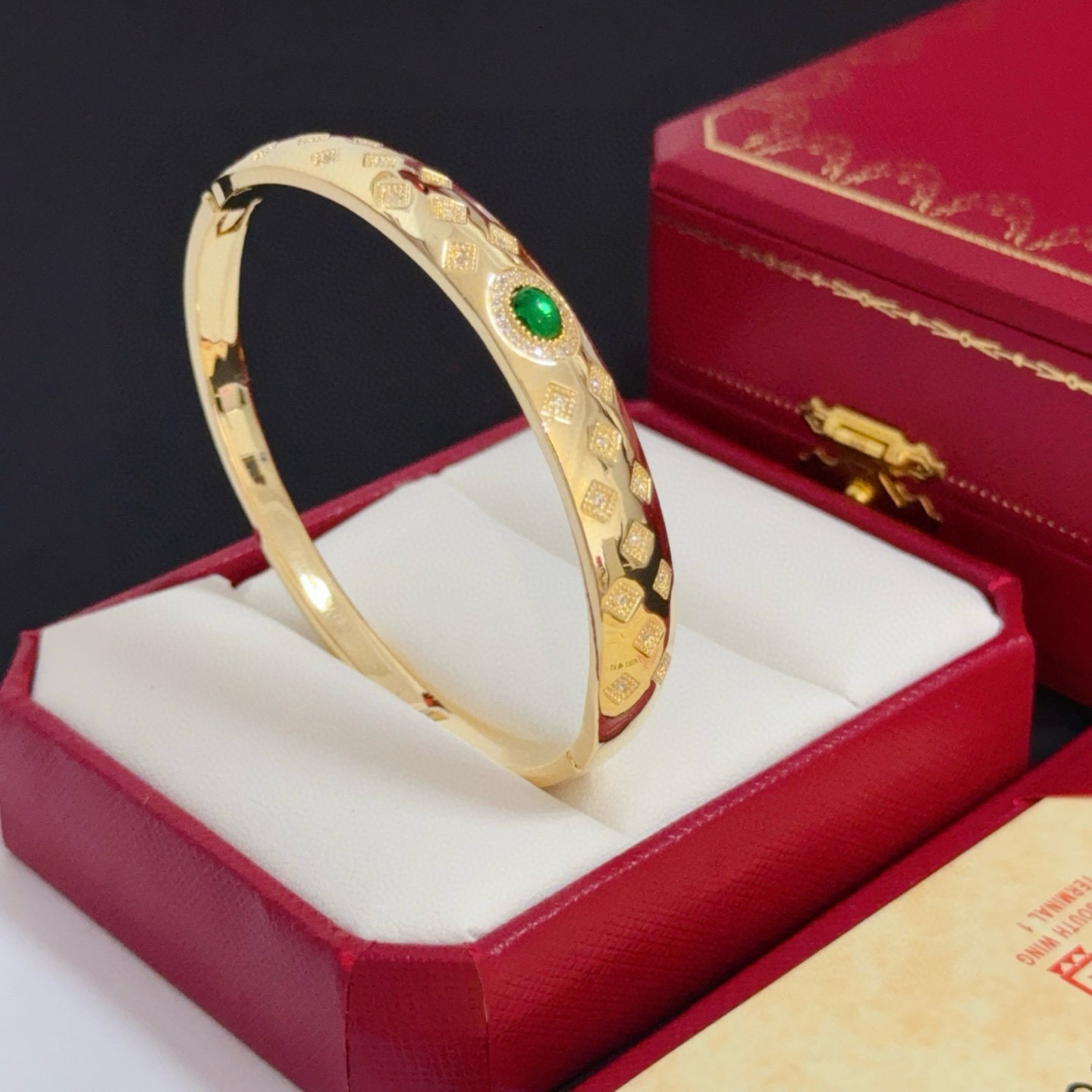 NO:678784,Cartier diamond-encrusted bracelet, high-end customized version, diamond-encrusted craftsmanship, V gold material, classic and fashionable style, reconstruct the aesthetics of love with sharp lines!  Breaking the rules, the diamond-encrusted design actually achieves the ceiling of high-end sense - no need for flashy accumulation, love should be as pure as ever. Cartier is loved by many celebrities and Internet celebrities. The Leopard series bracelet is absolutely an eternal classic, and it is not limited to men and women, and there is no age limit!  Wear it and you will be the center of attention!  , jewelry boutique, cartier, bracelet19860909卡地亚镶钻手镯 高端定制版本 镶嵌钻工艺 V金材质 经典而时尚风格 用凌厉线条重构爱情美学！打破常规,镶嵌钻设计反而成就高级感天花板——无需浮华堆砌,爱本应纯粹如初 卡地亚受众多明星网红的爱戴 豹子系列手镯 绝对是永恒经典 而且男女不限 年龄不限 ！戴上它你就是焦点！,饰品精品,cartier,bracelet,Jewelry