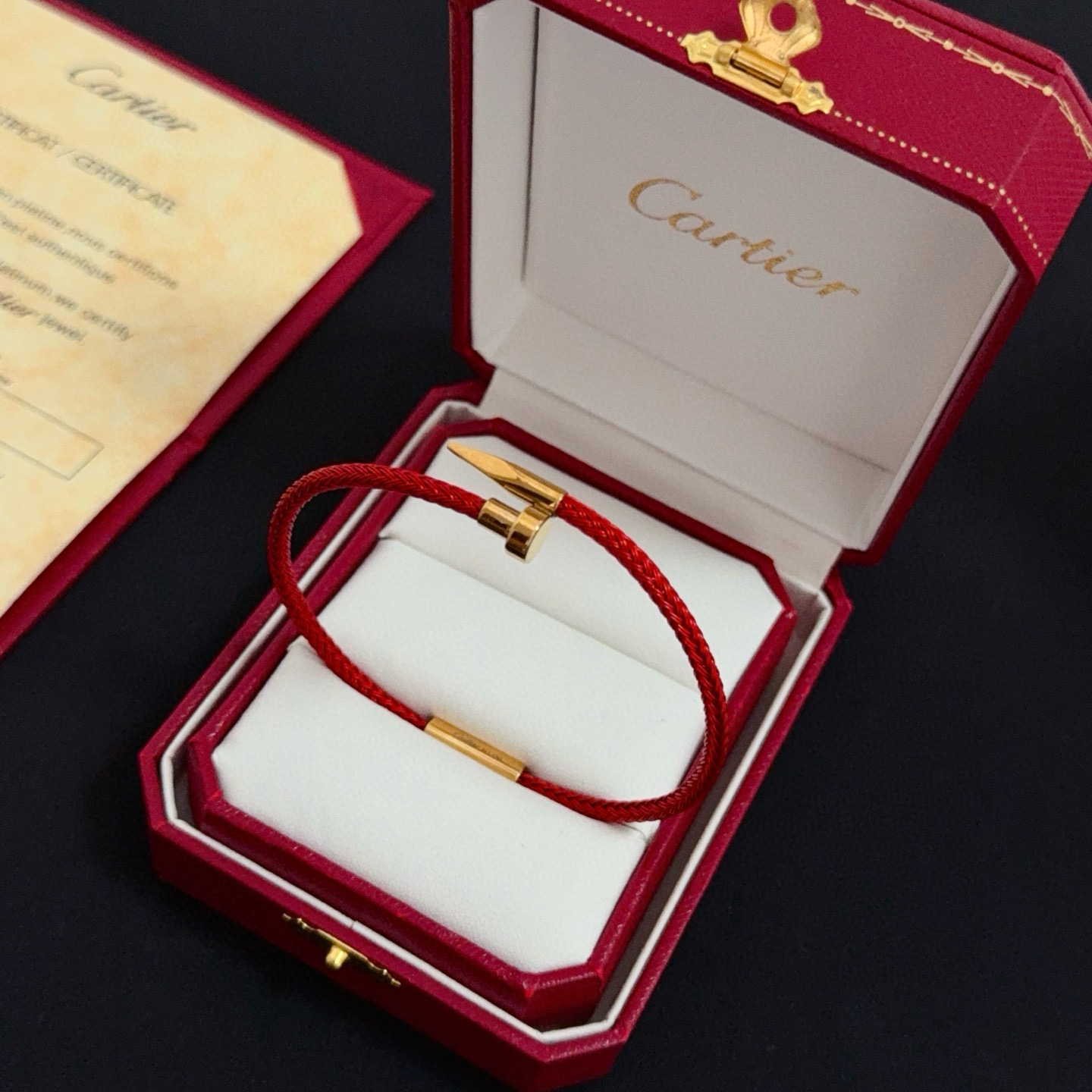 Cartier 卡地亚手镯手绳 高端定制版本 镶嵌钻工艺 V金材质 而 风格 用凌厉线条重构爱情美学 打破常规