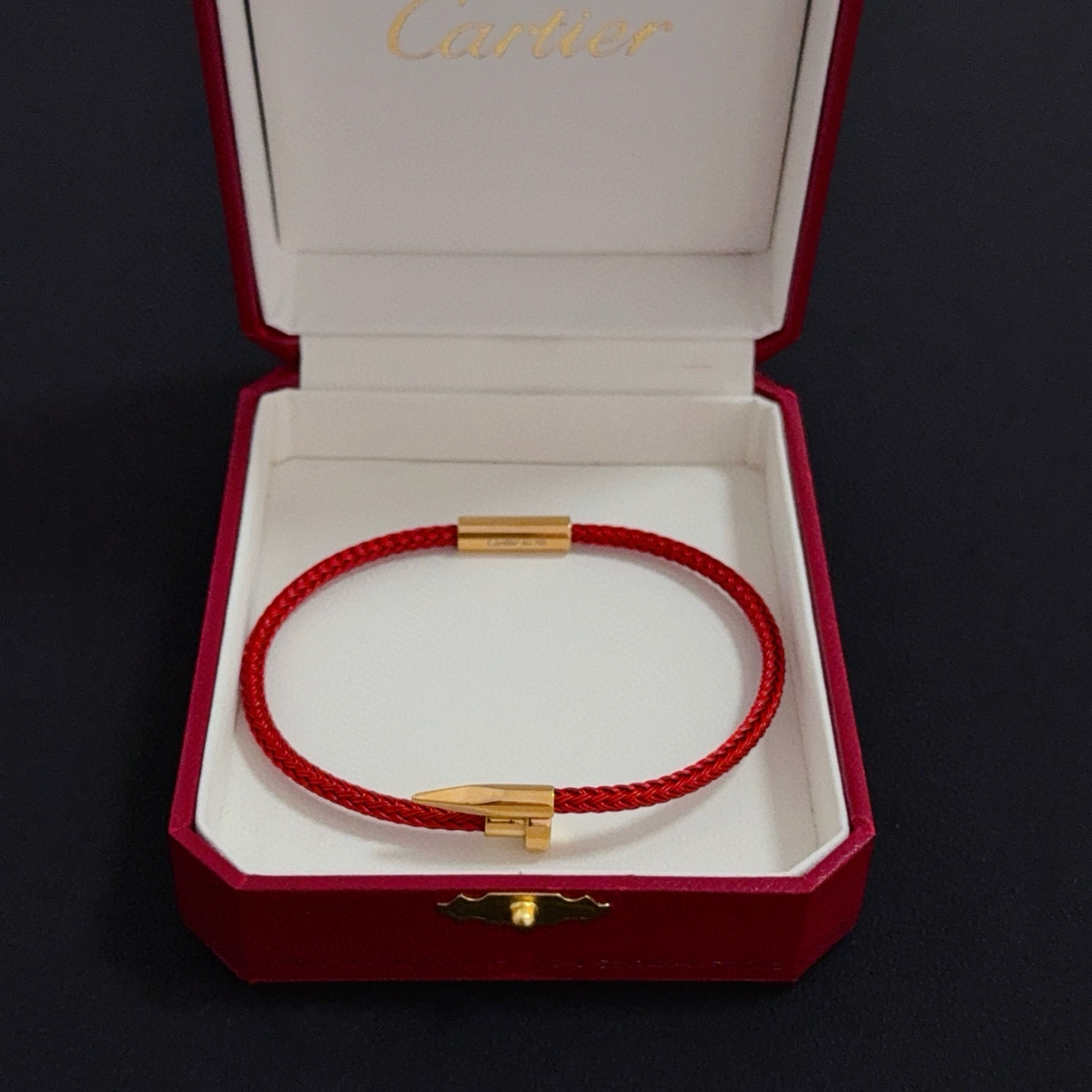 Cartier 卡地亚手镯手绳 高端定制版本 镶嵌钻工艺 V金材质 而 风格 用凌厉线条重构爱情美学 打破常规