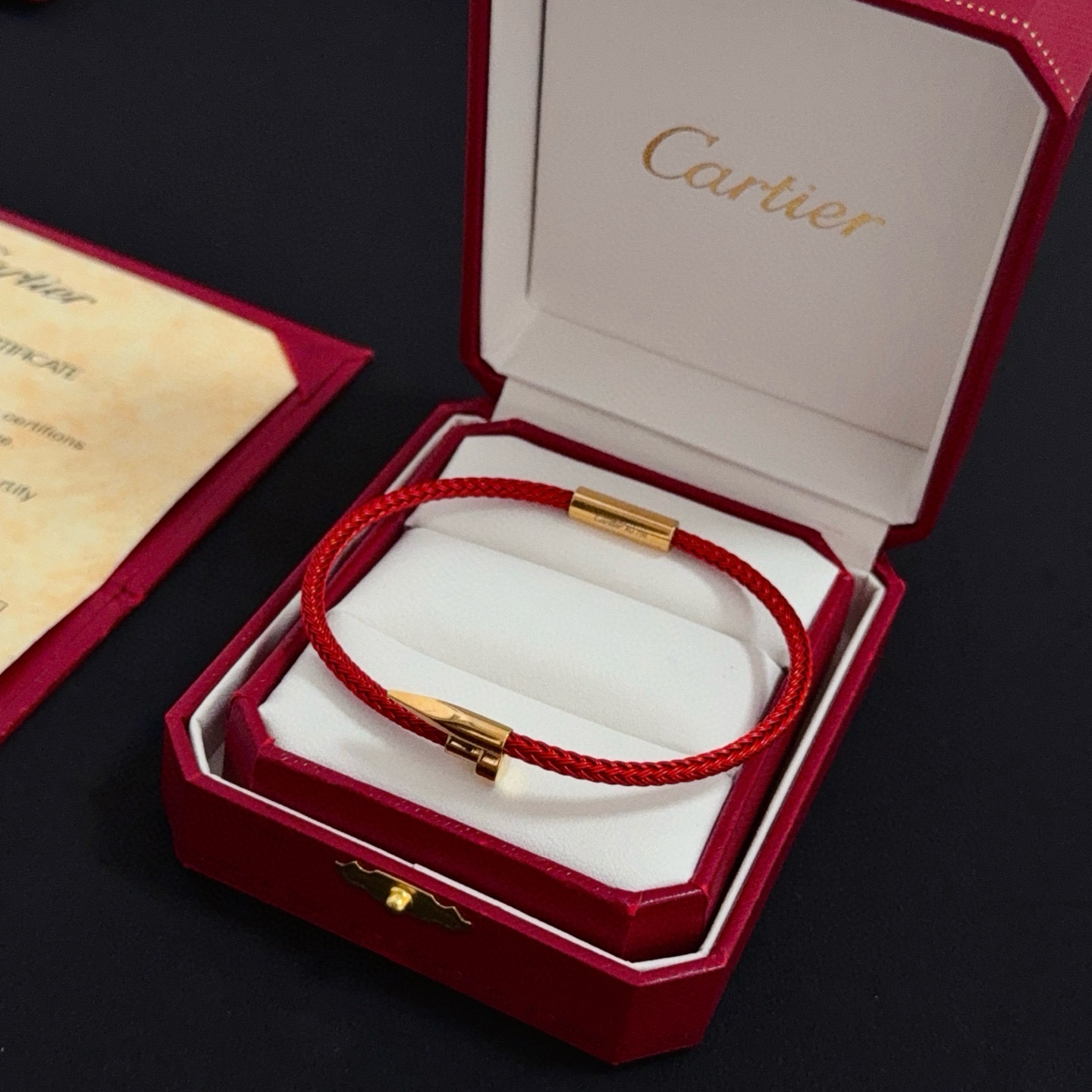 Cartier 卡地亚手镯手绳 高端定制版本 镶嵌钻工艺 V金材质 而 风格 用凌厉线条重构爱情美学 打破常规
