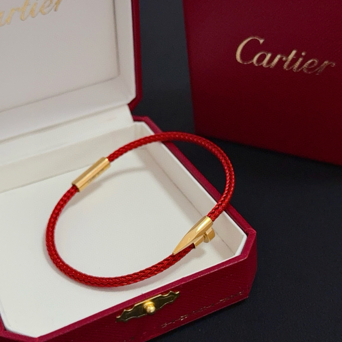Cartier 卡地亚手镯手绳 高端定制版本 镶嵌钻工艺 V金材质 而 风格 用凌厉线条重构爱情美学 打破常规