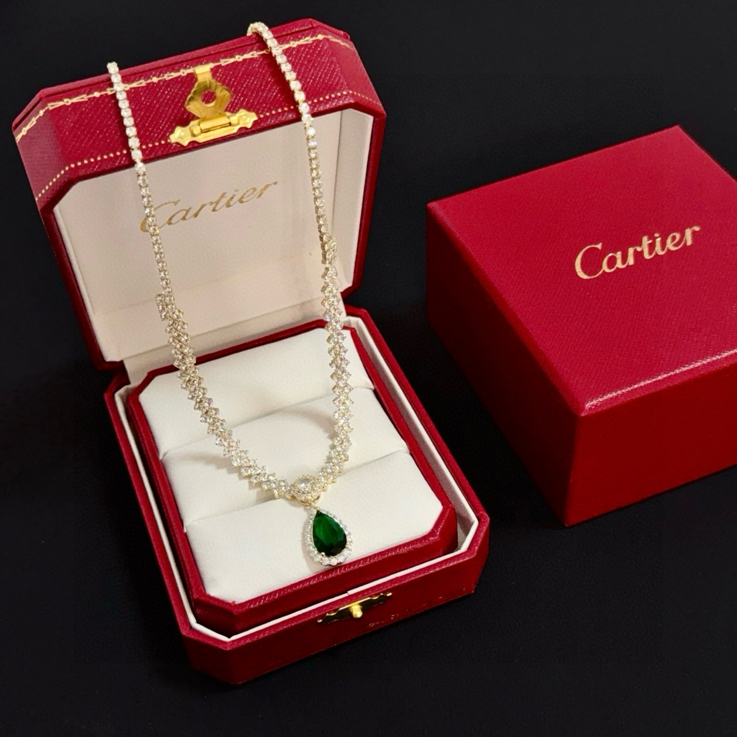 NO:678798,Cartier diamond-encrusted necklace, high-end customized version, diamond-encrusted craftsmanship, V gold material, classic and fashionable style, reconstruct the aesthetics of love with sharp lines!  Breaking the rules, the diamond-encrusted design actually achieves the ceiling of high-end sense - no need for flashy accumulation, love should be as pure as ever. Cartier is loved by many celebrities and Internet celebrities. The Leopard series bracelet is absolutely an eternal classic, and it is not limited to men and women, and there is no age limit!  Wear it and you will be the center of attention!  , jewelry boutique,cartier,necklace,bracelet19860909卡地亚镶钻项链 高端定制版本 镶嵌钻工艺 V金材质 经典而时尚风格 用凌厉线条重构爱情美学！打破常规,镶嵌钻设计反而成就高级感天花板——无需浮华堆砌,爱本应纯粹如初 卡地亚受众多明星网红的爱戴 豹子系列手镯 绝对是永恒经典 而且男女不限 年龄不限 ！戴上它你就是焦点！,饰品精品,cartier,necklace,bracelet,Jewelry