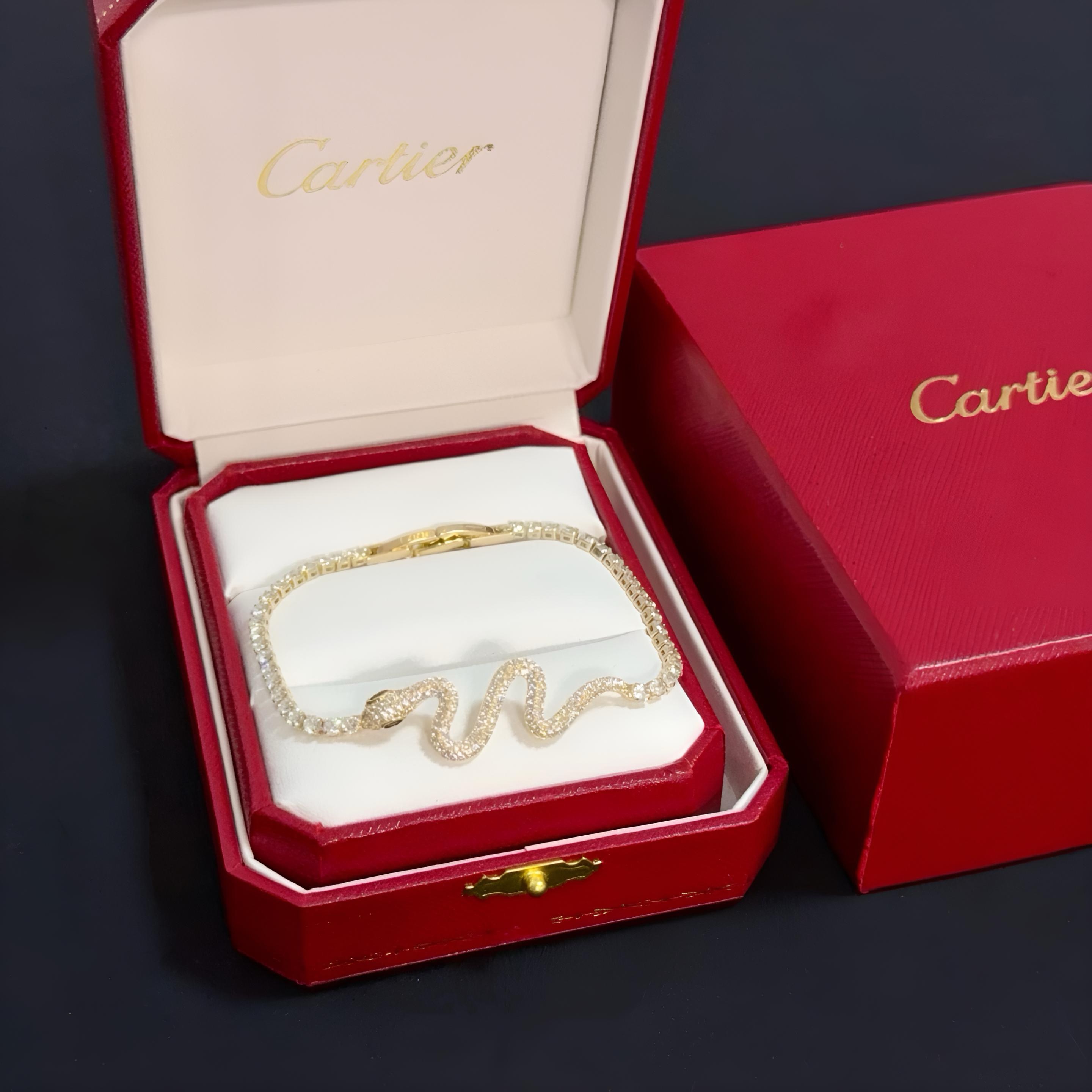 NO:678801,Cartier diamond-encrusted bracelet, high-end customized version, diamond-encrusted craftsmanship, V-gold material, classic and fashionable style, reconstructing the aesthetics of love with sharp lines!  Breaking the rules, the diamond-encrusted design actually achieves the ceiling of high-end sense - no need for flashy accumulation, love should be as pure as ever. Cartier is loved by many celebrities and Internet celebrities. The Leopard series bracelet is absolutely an eternal classic, and it is not limited to men and women, and there is no age limit!  Wear it and you will be the center of attention!  , jewelry boutique,cartier,bracelet,bracelet19860909卡地亚镶钻手链 高端定制版本 镶嵌钻工艺 V金材质 经典而时尚风格 用凌厉线条重构爱情美学！打破常规,镶嵌钻设计反而成就高级感天花板——无需浮华堆砌,爱本应纯粹如初 卡地亚受众多明星网红的爱戴 豹子系列手镯 绝对是永恒经典 而且男女不限 年龄不限 ！戴上它你就是焦点！,饰品精品,cartier,bracelet,bracelet,Jewelry