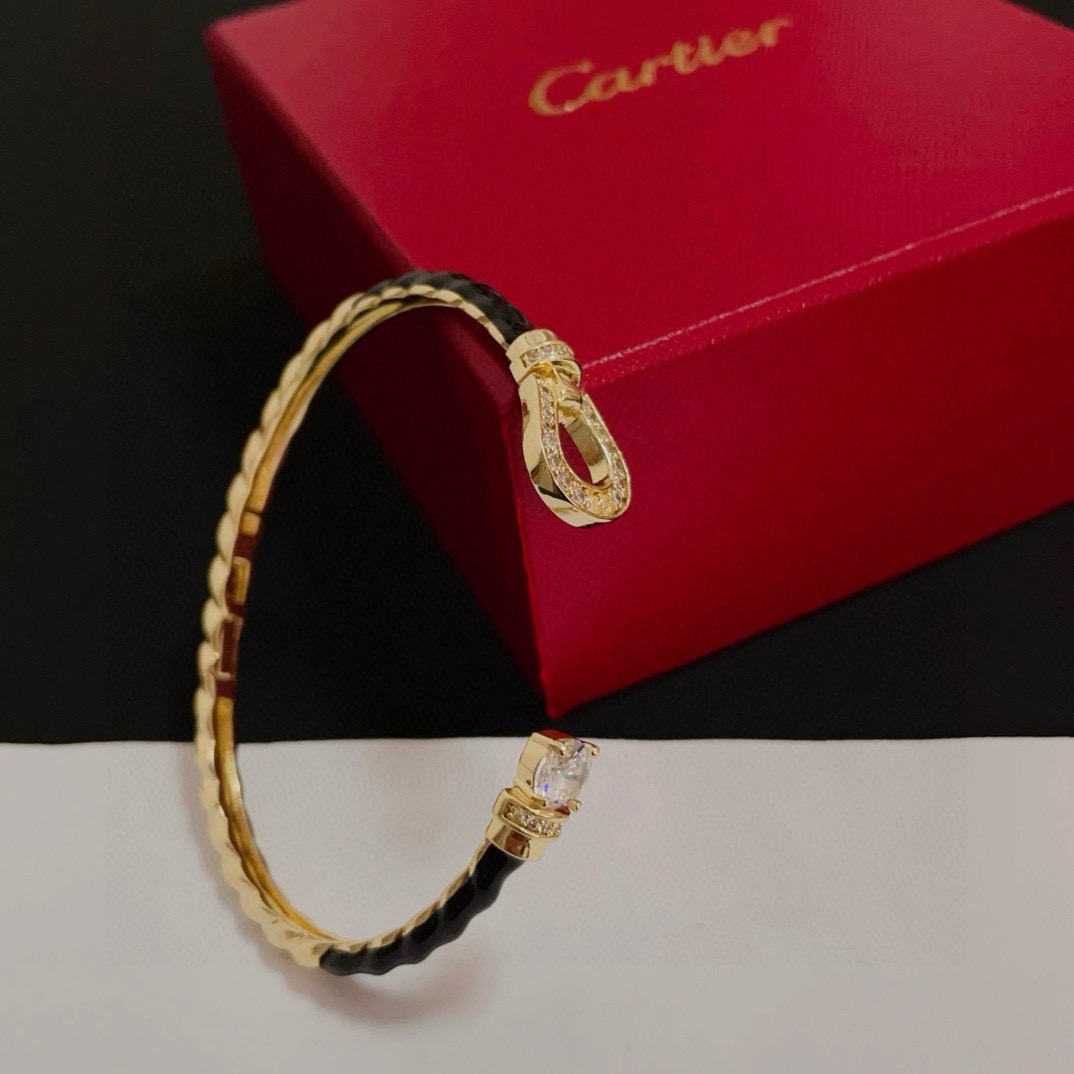 NO:678808,Cartier diamond-encrusted bracelet, high-end customized version, diamond-encrusted craftsmanship, V gold material, classic and fashionable style, reconstruct the aesthetics of love with sharp lines!  Breaking the rules, the diamond-encrusted design actually achieves the ceiling of high-end sense - no need for flashy accumulation, love should be as pure as ever. Cartier is loved by many celebrities and Internet celebrities. The Leopard series bracelet is absolutely an eternal classic, and it is not limited to men and women, and there is no age limit!  Wear it and you will be the center of attention!  , jewelry boutique, cartier, bracelet19860909卡地亚镶钻手镯 高端定制版本 镶嵌钻工艺 V金材质 经典而时尚风格 用凌厉线条重构爱情美学！打破常规,镶嵌钻设计反而成就高级感天花板——无需浮华堆砌,爱本应纯粹如初 卡地亚受众多明星网红的爱戴 豹子系列手镯 绝对是永恒经典 而且男女不限 年龄不限 ！戴上它你就是焦点！,饰品精品,cartier,bracelet,Jewelry