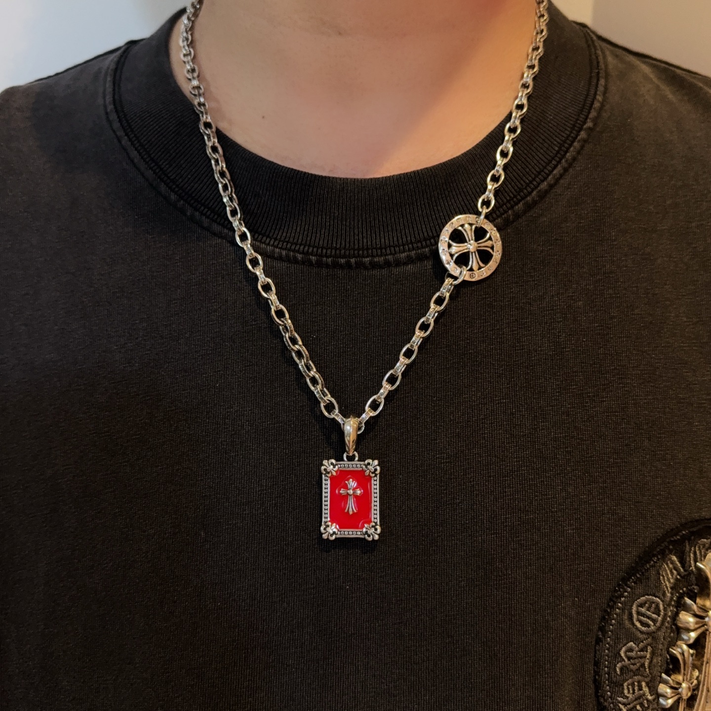 NO:678587,New [counter quality] Chrome Hearts Cross Necklace Square Pendant Concave and convex shapes with different pattern design styles present a distinctive cross and the Scout flower is the symbol of Chrome Hearts, so it is more durable. Genuine patterned Chrome Hearts distinguishes the ordinary light version in the market from the standard version. Look at the printing details, the degree of retro gray oxidation. Seiko version!  !  !  Purely handmade ~ Authentic open mold fashion essentials. Can be worn by both men and women. Same style for couples. Official website original. Rock punk Thai silver style. Retro elements. Trendy and versatile!  , jewelry boutique, chrome hearts, chrome hearts, necklace19860909新款【专柜品质】Chrome Hearts克罗心十字架项链 方牌吊坠 凹凸造型不同的花纹设计风格 呈现出与众不同 十字架 童军花是克罗心的志 所以更经久不衰 正品打版Chrome Hearts克罗心 区别市场普通轻版 对版对标品质 看字印细节 复古做旧灰氧程度.精工版本！！！ 纯手工打造 ～正品开模潮流时尚必备 男女均可佩戴 情侣同款 官网原版 摇滚朋克泰银风格 复古元素 潮流百搭！,饰品精品,chrome hearts,chrome hearts,necklace,Jewelry