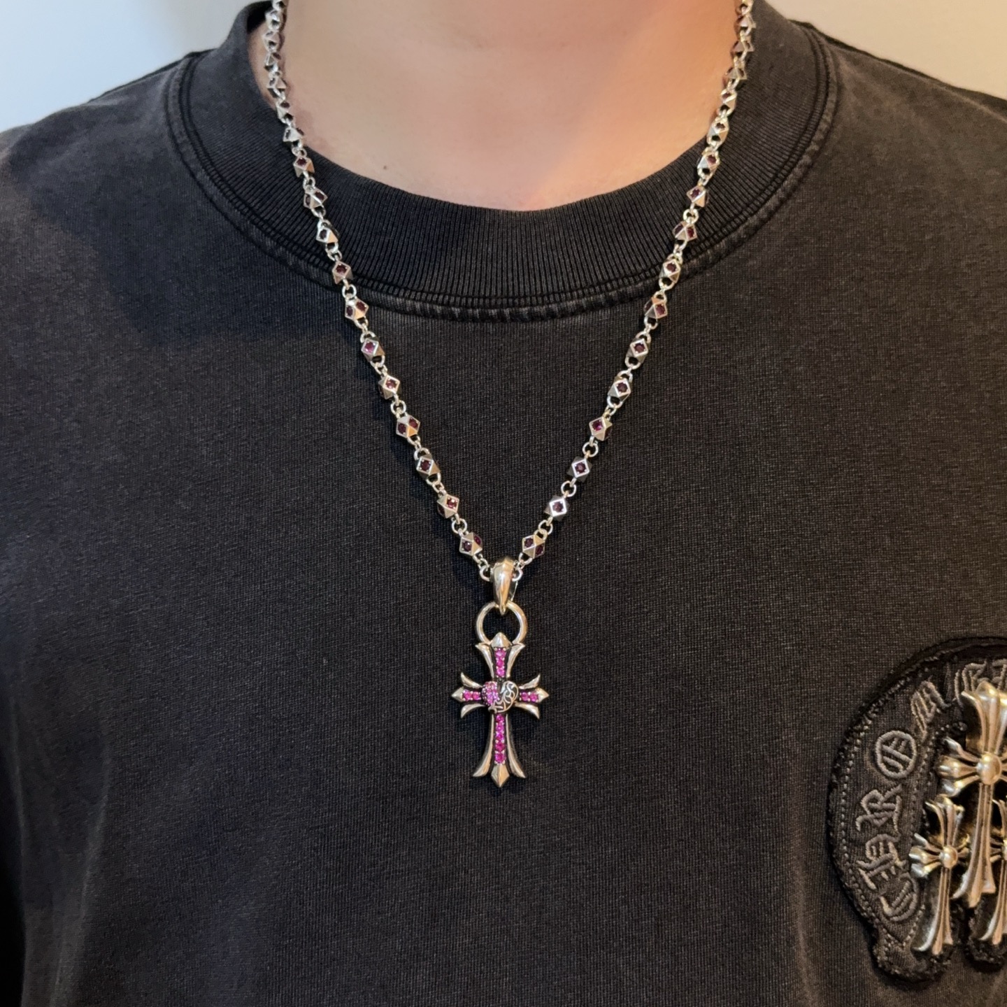 NO:678539,New [counter quality] Chrome Hearts pink diamond necklace, pink diamond peach heart cross pendant. The concave and convex shapes have different pattern design styles, showing a distinctive cross. The Scout flower is the symbol of Chrome Hearts, so it is more durable. Genuine plate-printed Chrome Hearts distinguishes the ordinary light version in the market. Match the version and standard quality. Look at the printing details. The degree of retro ash oxidation. Seiko version!  !  !  Purely handmade ~ Authentic open mold fashion essentials. Can be worn by both men and women. Same style for couples. Official website original. Rock punk Thai silver style. Retro elements. Trendy and versatile!  , jewelry boutique, chrome hearts, chrome hearts, necklace19860909新款【专柜品质】Chrome Hearts克罗心粉钻项链,粉钻桃心十字架吊坠 凹凸造型不同的花纹设计风格 呈现出与众不同 十字架 童军花是克罗心的志 所以更经久不衰 正品打版Chrome Hearts克罗心 区别市场普通轻版 对版对标品质 看字印细节 复古做旧灰氧程度.精工版本！！！ 纯手工打造 ～正品开模潮流时尚必备 男女均可佩戴 情侣同款 官网原版 摇滚朋克泰银风格 复古元素 潮流百搭！,饰品精品,chrome hearts,chrome hearts,necklace,Jewelry