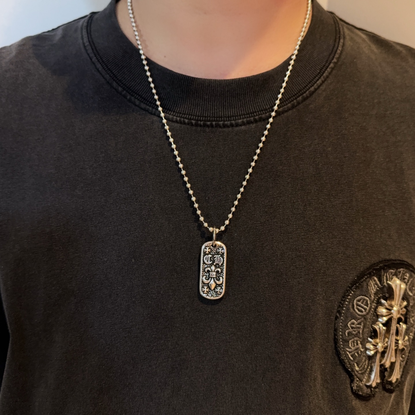 NO:678544,New [Counter Quality] Chrome Hearts Necklace, Square Scout Flower Pendant, Concave and Concave Shapes, Different Pattern Design Styles, Presenting a Distinctive Cross. The Scout Flower is Chrome Hearts’ symbol, so it is more durable. Genuine pattern-printed Chrome Hearts distinguishes the ordinary light version on the market. Match the version and standard quality. Look at the printing details. The degree of retro gray oxidation. Seiko version!  !  !  Purely handmade ~ Authentic open mold fashion essentials. Can be worn by both men and women. Same style for couples. Official website original. Rock punk Thai silver style. Retro elements. Trendy and versatile!  , jewelry boutique, chrome hearts, chrome hearts, necklace19860909新款【专柜品质】Chrome Hearts克罗心项链 方牌童军花吊坠 凹凸造型不同的花纹设计风格 呈现出与众不同 十字架 童军花是克罗心的志 所以更经久不衰 正品打版Chrome Hearts克罗心 区别市场普通轻版 对版对标品质 看字印细节 复古做旧灰氧程度.精工版本！！！ 纯手工打造 ～正品开模潮流时尚必备 男女均可佩戴 情侣同款 官网原版 摇滚朋克泰银风格 复古元素 潮流百搭！,饰品精品,chrome hearts,chrome hearts,necklace,Jewelry