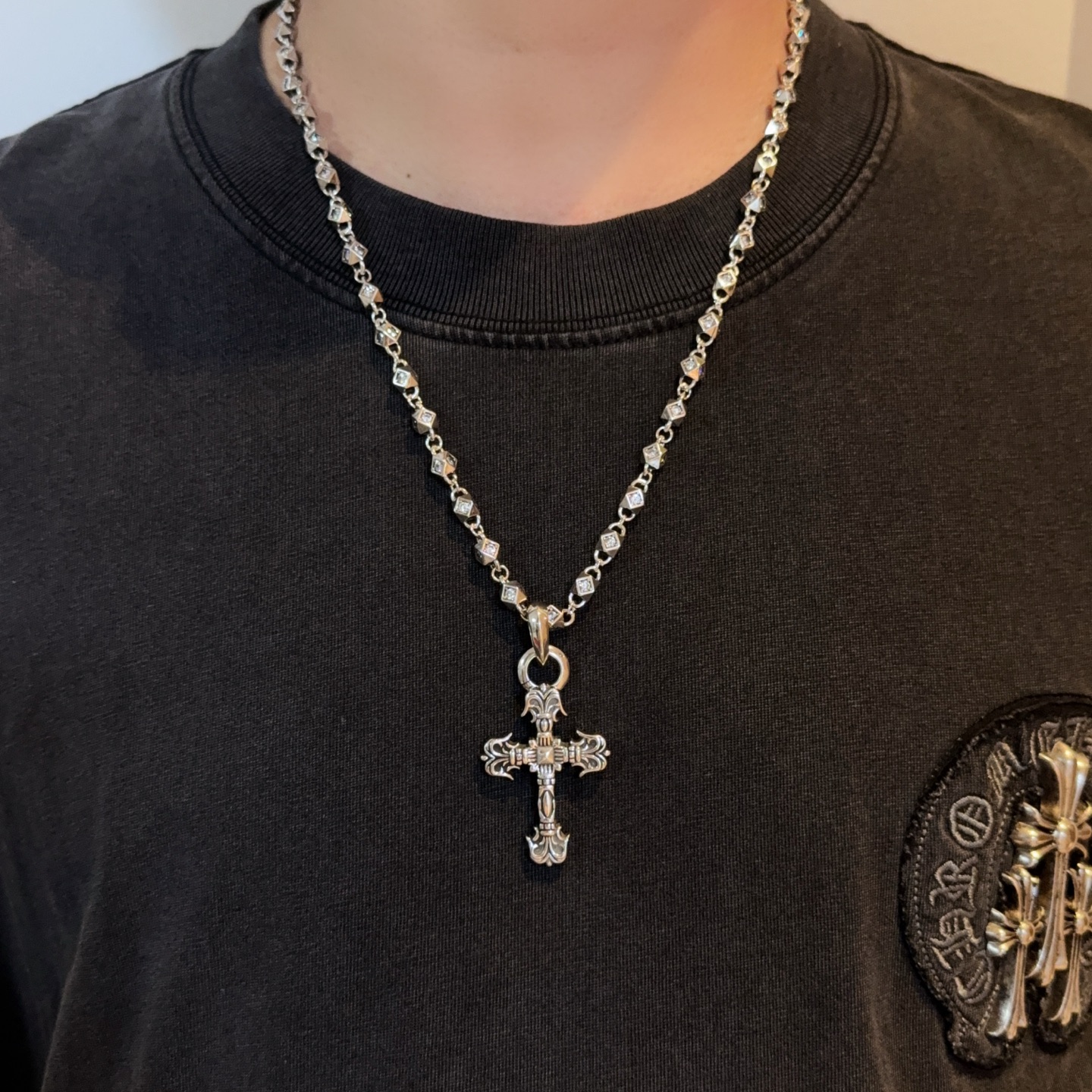 NO:678550,New [Counter Quality] Chrome Hearts White Diamond Necklace, Flame Cross Pendant, Concave and Concave Shapes, Different Pattern Design Styles, Showing a Distinctive Cross, Scout Flower is Chrome Hearts' Emblem, So It's More Enduring, Genuine Patterned Chrome Hearts, Differentiates from Ordinary Light Editions in the Market, Matching Edition, Standard Quality, Look at the Printing Details, Retro-Official Gray Oxygen Level. Seiko Version!  !  !  Purely handmade ~ Authentic open mold fashion essentials. Can be worn by both men and women. Same style for couples. Official website original. Rock punk Thai silver style. Retro elements. Trendy and versatile!  , jewelry boutique, chrome hearts, chrome hearts, necklace19860909新款【专柜品质】Chrome Hearts克罗心白钻项链 火焰十字架吊坠 凹凸造型不同的花纹设计风格 呈现出与众不同 十字架 童军花是克罗心的志 所以更经久不衰 正品打版Chrome Hearts克罗心 区别市场普通轻版 对版对标品质 看字印细节 复古做旧灰氧程度.精工版本！！！ 纯手工打造 ～正品开模潮流时尚必备 男女均可佩戴 情侣同款 官网原版 摇滚朋克泰银风格 复古元素 潮流百搭！,饰品精品,chrome hearts,chrome hearts,necklace,Jewelry