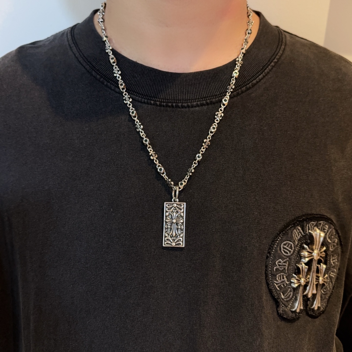 NO:678554,New [Counter Quality] Chrome Hearts Green Diamond Necklace, Square Cross Pendant, Concave and Concave Shapes, Different Pattern Design Styles, Showing a Distinctive Cross, Scout Flower is Chrome Hearts' Emblem, So It's More Enduring, Genuine Patterned Chrome Hearts, Differentiating from Ordinary Light Editions on the Market, Matching Edition, Standard Quality, Look at the Printing Details, Retro and Old Gray Oxygen Level. Seiko Version!  !  !  Purely handmade ~ Authentic open mold fashion essentials. Can be worn by both men and women. Same style for couples. Official website original. Rock punk Thai silver style. Retro elements. Trendy and versatile!  , jewelry boutique, chrome hearts, chrome hearts, necklace19860909新款【专柜品质】Chrome Hearts克罗心绿钻项链 方牌十字架吊坠 凹凸造型不同的花纹设计风格 呈现出与众不同 十字架 童军花是克罗心的志 所以更经久不衰 正品打版Chrome Hearts克罗心 区别市场普通轻版 对版对标品质 看字印细节 复古做旧灰氧程度.精工版本！！！ 纯手工打造 ～正品开模潮流时尚必备 男女均可佩戴 情侣同款 官网原版 摇滚朋克泰银风格 复古元素 潮流百搭！,饰品精品,chrome hearts,chrome hearts,necklace,Jewelry