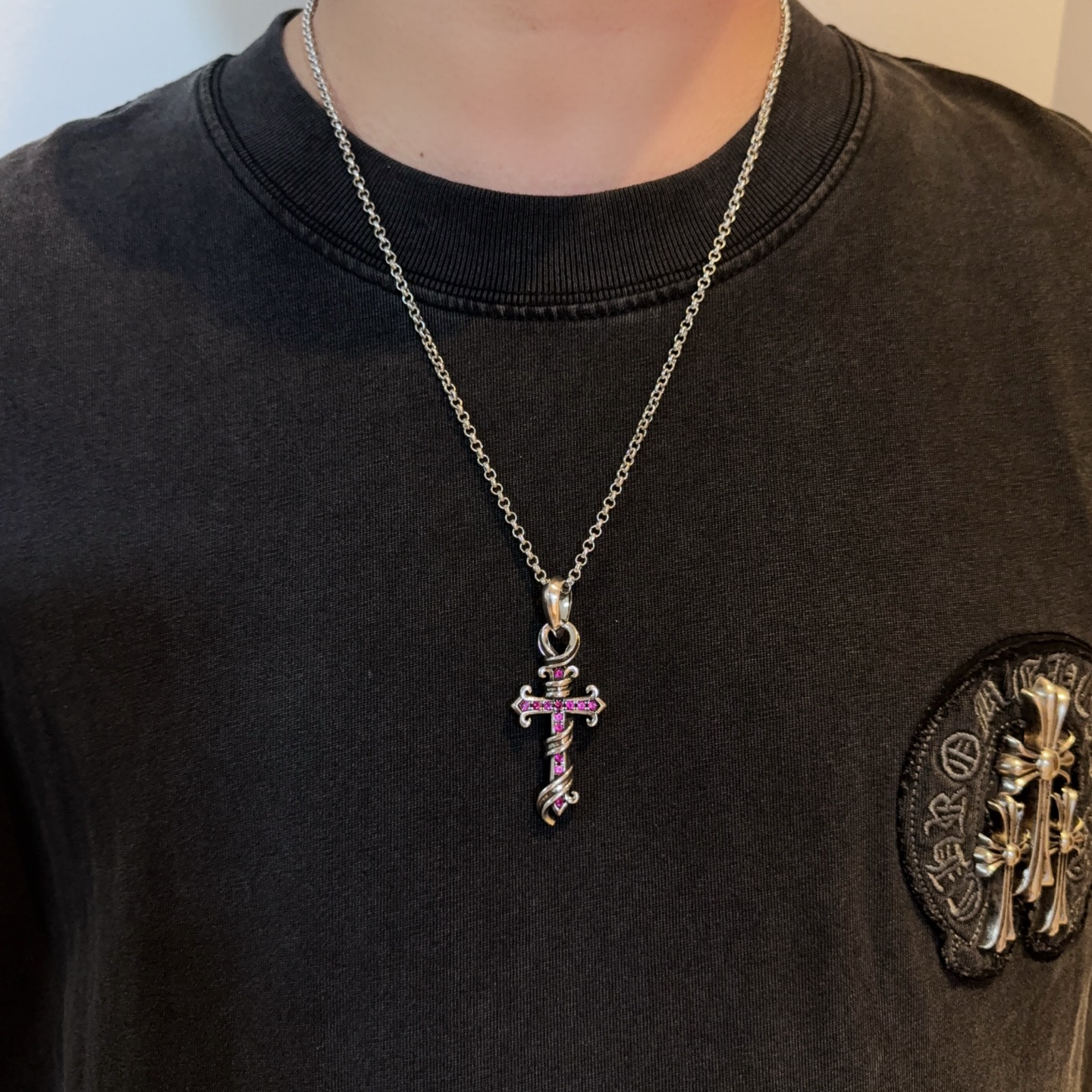 NO:678558,New [Counter Quality] Chrome Hearts Necklace, Pink Diamond Cross Pendant, Concave and Concave Shapes, Different Pattern Design Styles, Showing a Distinctive Cross, Scout Flower is Chrome Hearts' Emblem, So It's More Enduring, Genuine Patterned Chrome Hearts, Differentiating from Ordinary Light Versions in the Market, Matching Editions, Standard Quality, Look at the Printing Details, Vintage Aged Gray Oxygen Level. Seiko Version!  !  !  Purely handmade ~ Authentic open mold fashion essentials. Can be worn by both men and women. Same style for couples. Official website original. Rock punk Thai silver style. Retro elements. Trendy and versatile!  , jewelry boutique, chrome hearts, chrome hearts, necklace19860909新款【专柜品质】Chrome Hearts克罗心项链 粉钻十字架吊坠 凹凸造型不同的花纹设计风格 呈现出与众不同 十字架 童军花是克罗心的志 所以更经久不衰 正品打版Chrome Hearts克罗心 区别市场普通轻版 对版对标品质 看字印细节 复古做旧灰氧程度.精工版本！！！ 纯手工打造 ～正品开模潮流时尚必备 男女均可佩戴 情侣同款 官网原版 摇滚朋克泰银风格 复古元素 潮流百搭！,饰品精品,chrome hearts,chrome hearts,necklace,Jewelry