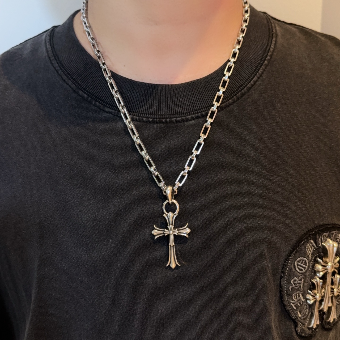 NO:678564,New [counter quality] Chrome Hearts letter necklace, cross pendant, concave and convex shapes, different pattern design styles, showing a distinctive cross, Scout flower is the symbol of Chrome Hearts, so it is more durable. Genuine patterned Chrome Hearts distinguishes the ordinary light version in the market. Match the version and standard quality. Look at the printing details, the degree of retro gray oxidation. Seiko version!  !  !  Purely handmade ~ Authentic open mold fashion essentials. Can be worn by both men and women. Same style for couples. Official website original. Rock punk Thai silver style. Retro elements. Trendy and versatile!  , jewelry boutique, chrome hearts, chrome hearts, necklace19860909新款【专柜品质】Chrome Hearts克罗心字母项链 十字架吊坠 凹凸造型不同的花纹设计风格 呈现出与众不同 十字架 童军花是克罗心的志 所以更经久不衰 正品打版Chrome Hearts克罗心 区别市场普通轻版 对版对标品质 看字印细节 复古做旧灰氧程度.精工版本！！！ 纯手工打造 ～正品开模潮流时尚必备 男女均可佩戴 情侣同款 官网原版 摇滚朋克泰银风格 复古元素 潮流百搭！,饰品精品,chrome hearts,chrome hearts,necklace,Jewelry