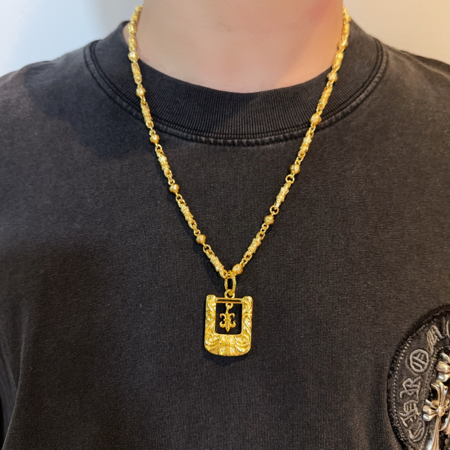 NO:678572,Batch of new [counter quality] Chrome Hearts gold necklace, square pendant, concave and convex shapes with different pattern design styles, showing a distinctive cross. The Scout flower is the symbol of Chrome Hearts, so it is more durable. Genuine plate-printed Chrome Hearts distinguishes the ordinary light version in the market. Match the version and standard quality. Look at the printing details, the degree of retro ash oxidation. Seiko version!  !  !  Purely handmade ~ Authentic open mold fashion essentials. Can be worn by both men and women. Same style for couples. Official website original. Rock punk Thai silver style. Retro elements. Trendy and versatile!  , jewelry boutique, chrome hearts, chrome hearts, necklace, gold19860909批 新款【专柜品质】Chrome Hearts克罗心 黄金色项链 方牌吊坠 凹凸造型不同的花纹设计风格 呈现出与众不同 十字架 童军花是克罗心的志 所以更经久不衰 正品打版Chrome Hearts克罗心 区别市场普通轻版 对版对标品质 看字印细节 复古做旧灰氧程度.精工版本！！！ 纯手工打造 ～正品开模潮流时尚必备 男女均可佩戴 情侣同款 官网原版 摇滚朋克泰银风格 复古元素 潮流百搭！,饰品精品,chrome hearts,chrome hearts,necklace,gold,Jewelry