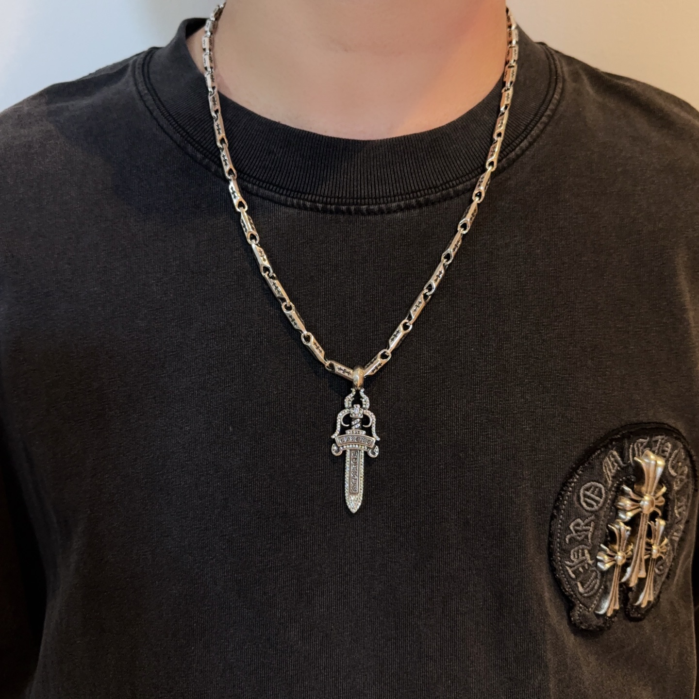 NO:678576,New [Counter Quality] Chrome Hearts Cross Necklace, White Diamond Sword Pendant, Concave and Concave Shapes, Different Pattern Design Styles, Showing a Distinctive Cross, Scout Flower is Chrome Hearts' Emblem, So It's More Enduring, Genuine Patterned Chrome Hearts, Differentiating from Ordinary Light Editions in the Market, Matching Quality, Check Printing Details, Vintage Aged Gray Oxygen Level. Seiko Version!  !  !  Purely handmade ~ Authentic open mold fashion essentials. Can be worn by both men and women. Same style for couples. Official website original. Rock punk Thai silver style. Retro elements. Trendy and versatile!  , jewelry boutique, chrome hearts, chrome hearts, necklace19860909新款【专柜品质】Chrome Hearts克罗心十字架项链 白钻宝剑吊坠 凹凸造型不同的花纹设计风格 呈现出与众不同 十字架 童军花是克罗心的志 所以更经久不衰 正品打版Chrome Hearts克罗心 区别市场普通轻版 对版对标品质 看字印细节 复古做旧灰氧程度.精工版本！！！ 纯手工打造 ～正品开模潮流时尚必备 男女均可佩戴 情侣同款 官网原版 摇滚朋克泰银风格 复古元素 潮流百搭！,饰品精品,chrome hearts,chrome hearts,necklace,Jewelry