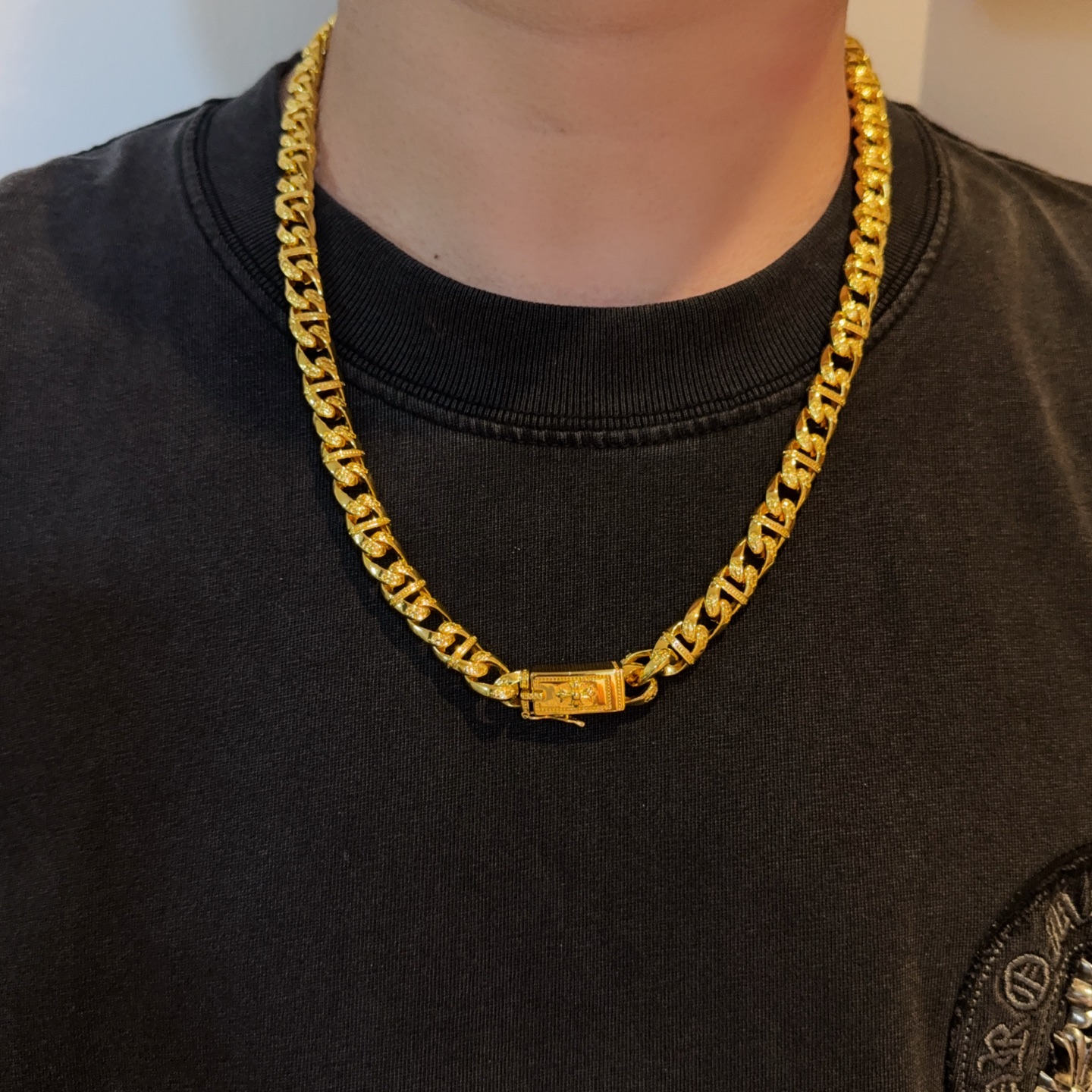 NO:678582,Deluxe version of Chrome Hearts gold-colored Cuban necklace. The concave and convex shapes have different pattern design styles, showing a distinctive cross. The Scout flower is the symbol of Chrome Hearts, so it is more durable. The genuine version of Chrome Hearts is different from the ordinary light version in the market. Check the quality of the version. Look at the printing details. The degree of retro gray oxidation. Seiko version!  !  !  Purely handmade ~ Authentic open mold fashion essentials. Can be worn by both men and women. Same style for couples. Official website original. Rock punk Thai silver style. Retro elements. Trendy and versatile!  , jewelry boutique, chrome hearts, chrome hearts, necklace, gold19860909豪华版Chrome Hearts克罗心黄金色古巴项链 凹凸造型不同的花纹设计风格 呈现出与众不同 十字架 童军花是克罗心的志 所以更经久不衰 正品打版Chrome Hearts克罗心 区别市场普通轻版 对版对标品质 看字印细节 复古做旧灰氧程度.精工版本！！！ 纯手工打造 ～正品开模潮流时尚必备 男女均可佩戴 情侣同款 官网原版 摇滚朋克泰银风格 复古元素 潮流百搭！,饰品精品,chrome hearts,chrome hearts,necklace,gold,Jewelry