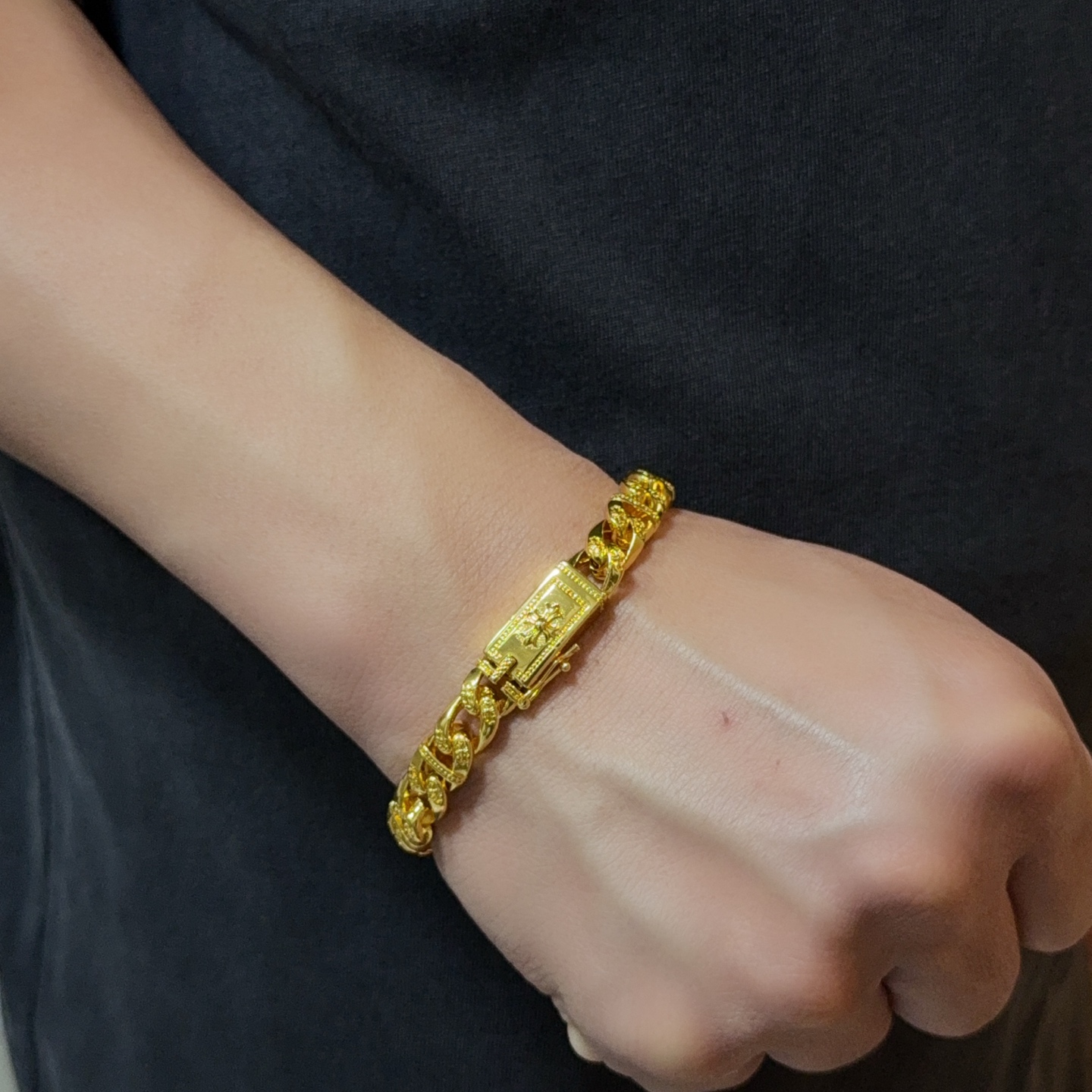 NO:678589,Deluxe version of Chrome Hearts gold cross bracelet, with different concave and convex shapes, the pattern design style is unique. The cross scout flower is the symbol of Chrome Hearts, so it is more durable. Genuine patterned Chrome Hearts distinguishes the ordinary light version in the market from the standard version. Look at the printing details. The degree of vintage gray oxidation. Seiko version! Size: 18 20 22cm. Customizable size, fine jewelry, chrome hearts, chrome hearts, bracelet, gold19860909豪华版 Chrome Hearts克罗心黄金色十字架手链 ,凹凸造型不同的花纹设计风格呈现出与众不同 十字架童军花是克罗心的标志 所以更经久不衰 正品打版Chrome Hearts克罗心 区别市场普通轻版 对版对标品质 看字印细节 复古做旧灰氧程度.精工版本!尺寸:18 20 22cm 可订制尺寸,饰品精品,chrome hearts,chrome hearts,bracelet,gold,Jewelry