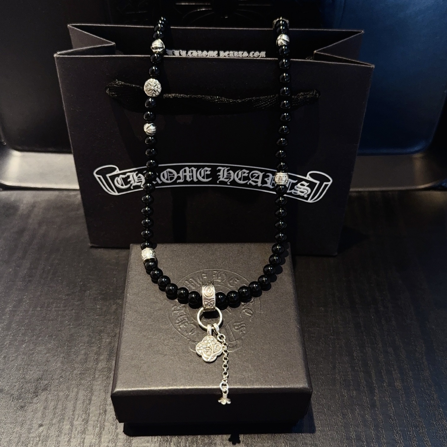 NO:678594,New [counter quality] Chrome Hearts retro obsidian necklace. The concave and convex shapes have different pattern design styles, showing a distinctive cross. The Scout flower is the symbol of Chrome Hearts, so it is more durable. The genuine pattern-printed Chrome Hearts Chrome Hearts necklace is different from the ordinary light version in the market. Check the version and benchmark quality. Look at the printing details. The degree of retro gray oxidation. Seiko version!  !  !  Purely handmade ~ Authentic open mold fashion essentials. Can be worn by both men and women. Same style for couples. Official website original. Rock punk Thai silver style. Retro elements. Trendy and versatile!  , jewelry boutique, chrome hearts, chrome hearts, necklace19860909新款【专柜品质】Chrome Hearts克罗心复古黑曜石项链 凹凸造型不同的花纹设计风格 呈现出与众不同 十字架 童军花是克罗心的志 所以更经久不衰 正品打版Chrome Hearts克罗心项链区别市场普通轻版 对版对标品质 看字印细节 复古做旧灰氧程度.精工版本！！！ 纯手工打造 ～正品开模潮流时尚必备 男女均可佩戴 情侣同款 官网原版 摇滚朋克泰银风格 复古元素 潮流百搭！,饰品精品,chrome hearts,chrome hearts,necklace,Jewelry