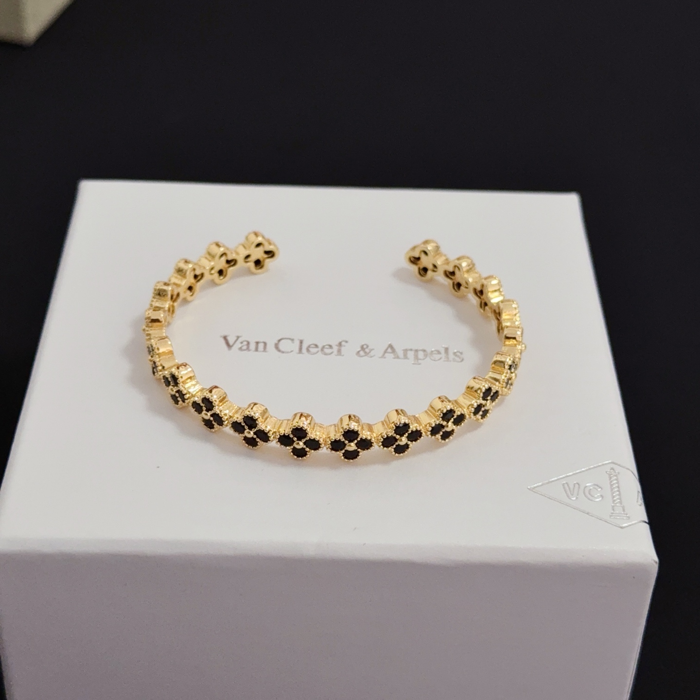 NO:678807,[SEIKO Original] Christmas Hot VCA Four-leaf Clover Van Cleef & Arpels Bracelet V Gold Level Classic Work Same as Official Website Fashion Trend Multi-layered metal carving design makes petals more three-dimensional Inlaid with diamonds to show feminine femininity [Gift] Four-leaf clover lucky pattern symbolizes luck and happiness Unique and romantic, blending simple and harmonious lines with materials Polished and polished to highlight noble elegance [Celebration] [Celebration], boutique jewelry, van  cleef,bracelet19860909〔精工原版〕圣诞爆款 VCA四叶草梵克雅宝手镯 V金等级 经典之作 官网同款 时尚潮流 采用多层次金属雕刻设计 使花瓣更立体 镶嵌满钻工艺 尽显女性柔美气质[礼物] 四叶草幸运图案 象征幸运和幸福 独特又浪漫将简单和谐的线条与材质相融合 经过抛光和打磨 彰显高贵优雅[庆祝][庆祝],饰品精品,van cleef,bracelet,Jewelry