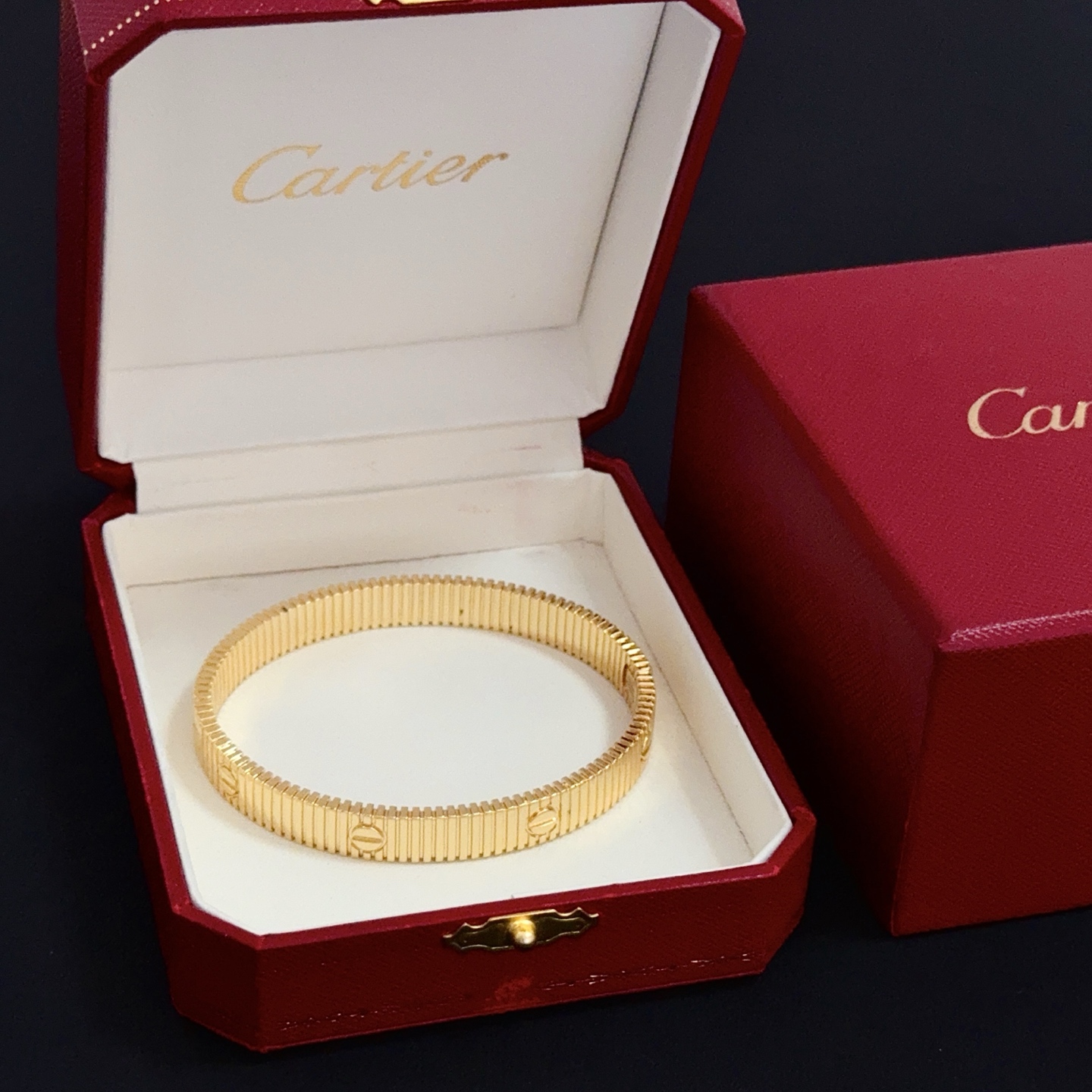 NO:678811,Cartier diamond-encrusted bracelet, high-end customized version, diamond-encrusted craftsmanship, V gold material, classic and fashionable style, reconstruct the aesthetics of love with sharp lines!  Breaking the rules, the diamond-encrusted design actually achieves the ceiling of high-end sense - no need for flashy accumulation, love should be as pure as ever. Cartier is loved by many celebrities and Internet celebrities. The Leopard series bracelet is absolutely an eternal classic, and it is not limited to men and women, and there is no age limit!  Wear it and you will be the center of attention!  , jewelry boutique, cartier, bracelet19860909卡地亚镶钻手镯 高端定制版本 镶嵌钻工艺 V金材质 经典而时尚风格 用凌厉线条重构爱情美学！打破常规,镶嵌钻设计反而成就高级感天花板——无需浮华堆砌,爱本应纯粹如初 卡地亚受众多明星网红的爱戴 豹子系列手镯 绝对是永恒经典 而且男女不限 年龄不限 ！戴上它你就是焦点！,饰品精品,cartier,bracelet,Jewelry